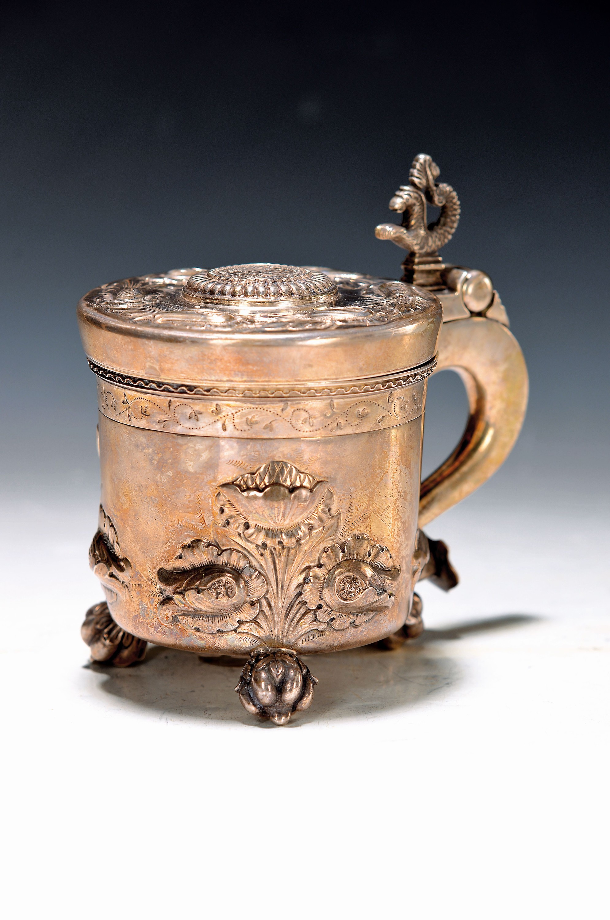 Deckelkrug, Silber, Ferreira Marques, Spanien, 20. Jh., nach altem Vorbild, mit floralem Dekor, auf Knospenfüssen stehend, H. ca. 13.5 cm, am Boden ...