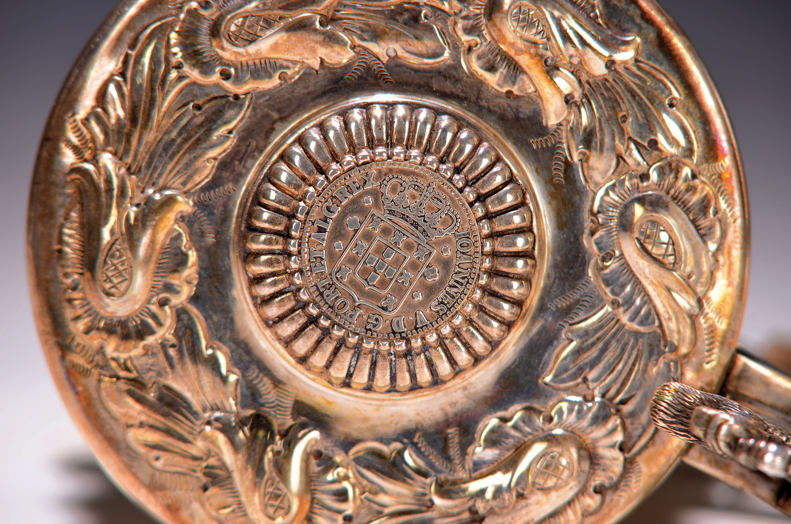 Detail a: Deckelkrug, Silber, Ferreira Marques, Spanien, 20. Jh., nach altem Vorbild, mit floralem Dekor, auf Knospenfüssen stehend, H. ca. 13.5 cm, am Boden ...