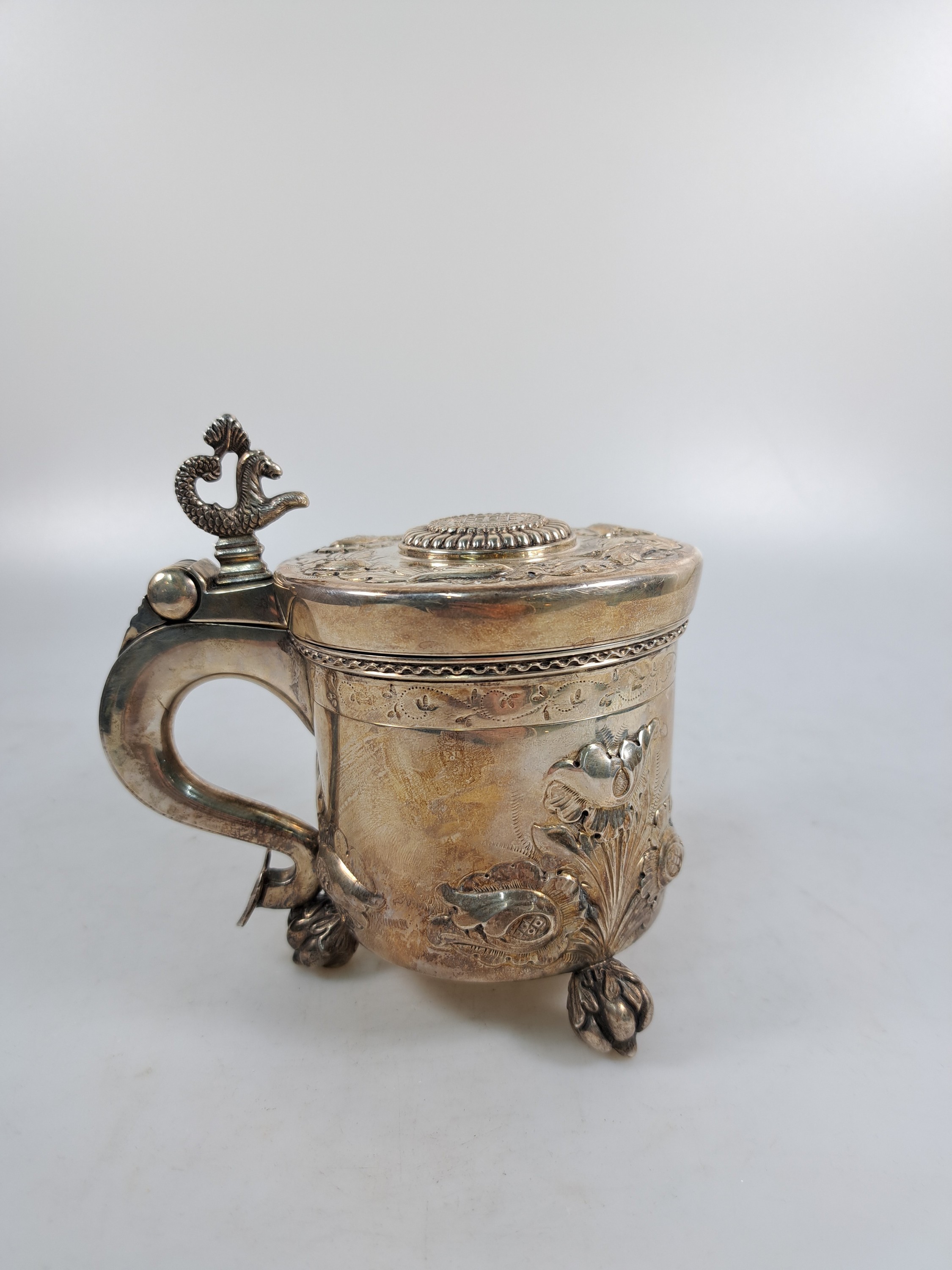 Detail b: Deckelkrug, Silber, Ferreira Marques, Spanien, 20. Jh., nach altem Vorbild, mit floralem Dekor, auf Knospenfüssen stehend, H. ca. 13.5 cm, am Boden ...