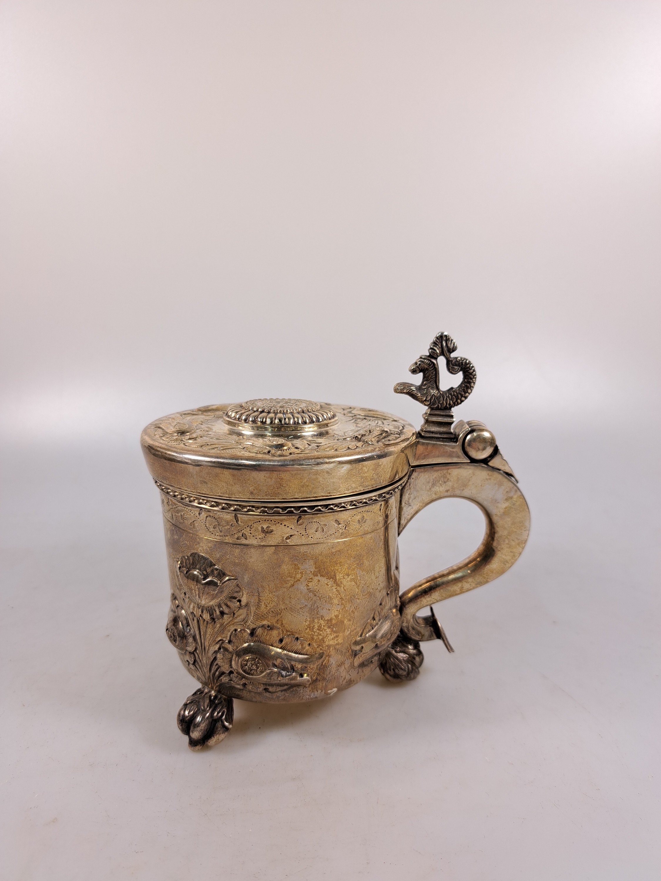 Detail d: Deckelkrug, Silber, Ferreira Marques, Spanien, 20. Jh., nach altem Vorbild, mit floralem Dekor, auf Knospenfüssen stehend, H. ca. 13.5 cm, am Boden ...