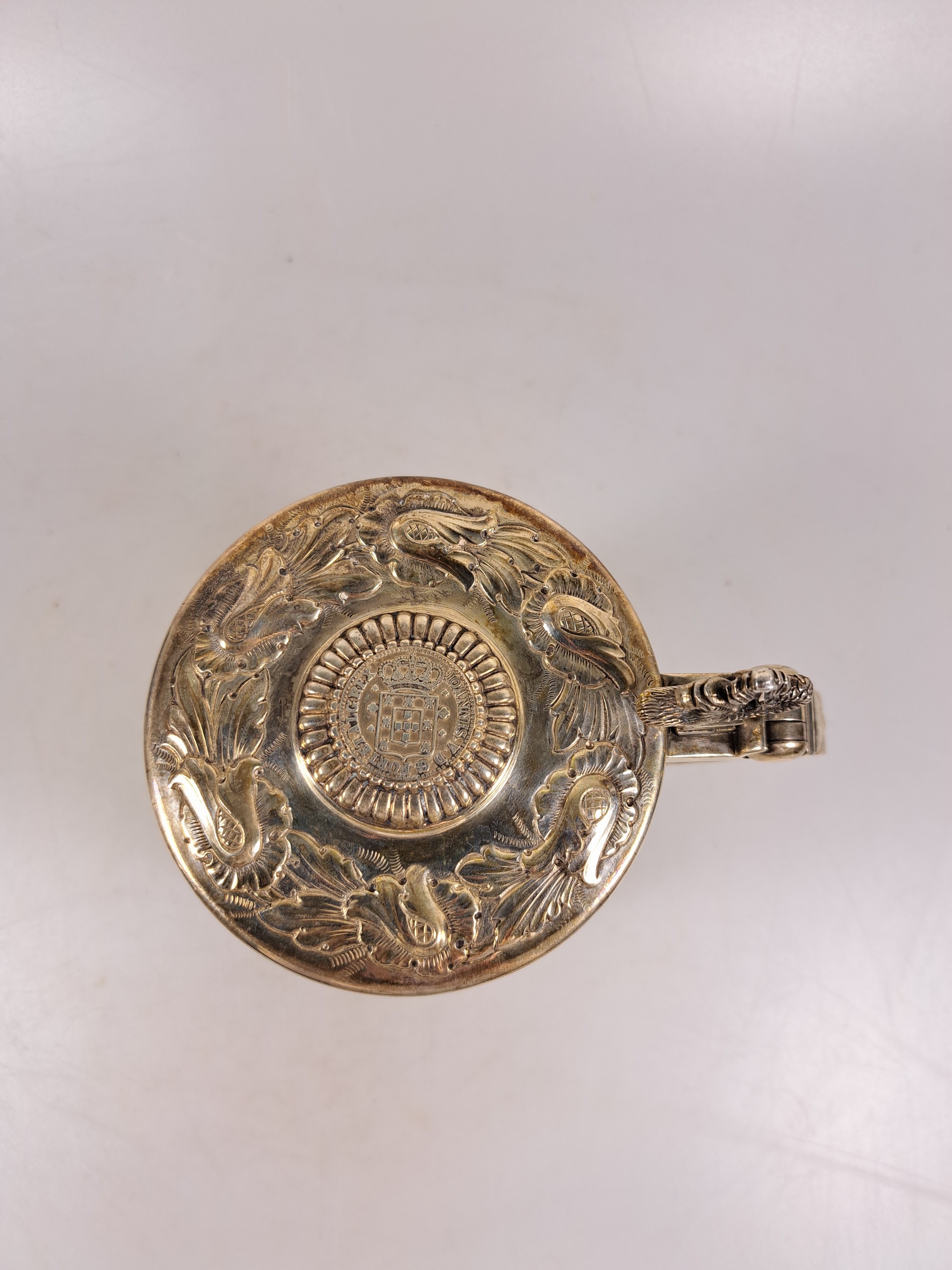 Detail f: Deckelkrug, Silber, Ferreira Marques, Spanien, 20. Jh., nach altem Vorbild, mit floralem Dekor, auf Knospenfüssen stehend, H. ca. 13.5 cm, am Boden ...