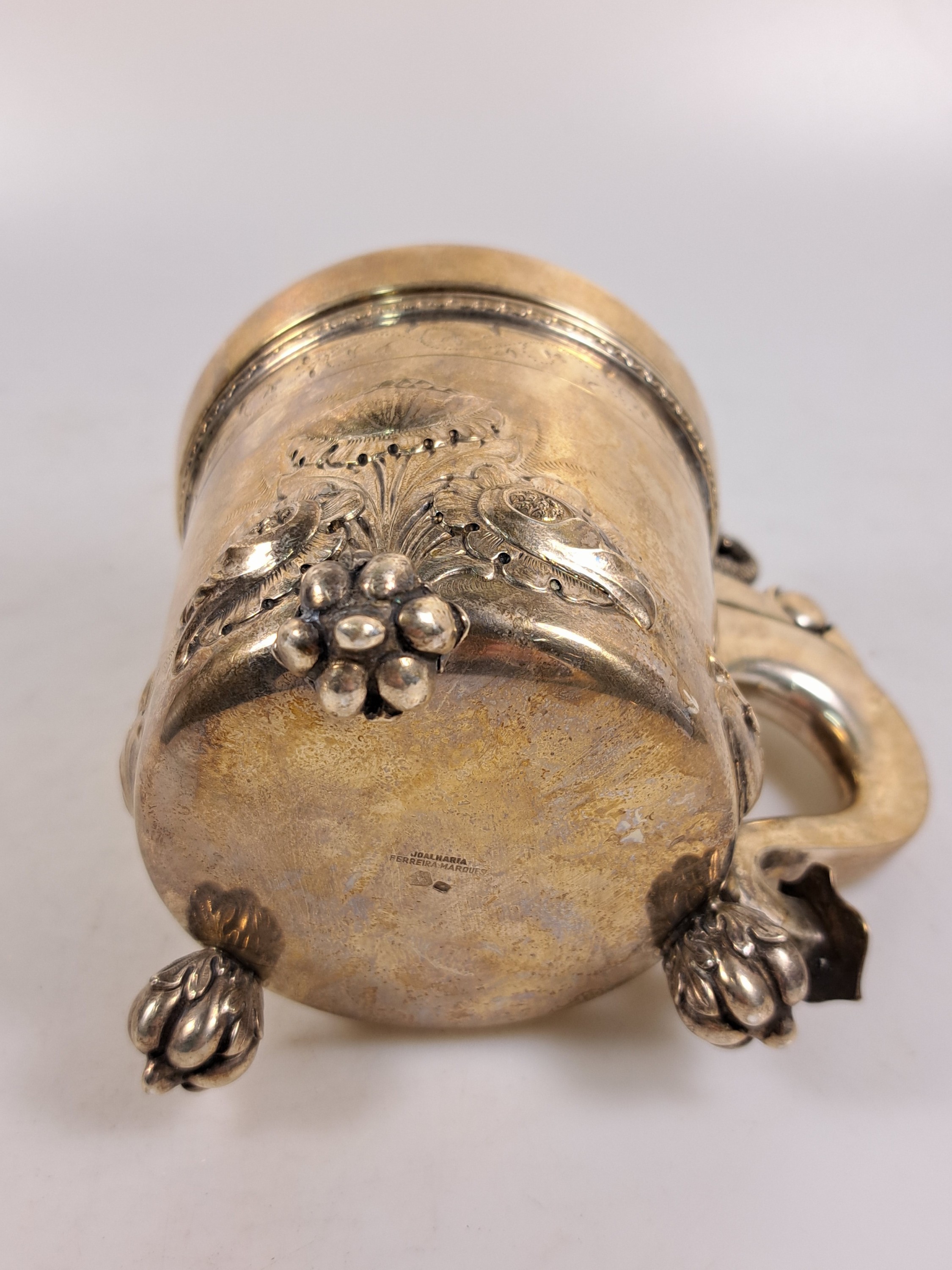 Detail g: Deckelkrug, Silber, Ferreira Marques, Spanien, 20. Jh., nach altem Vorbild, mit floralem Dekor, auf Knospenfüssen stehend, H. ca. 13.5 cm, am Boden ...