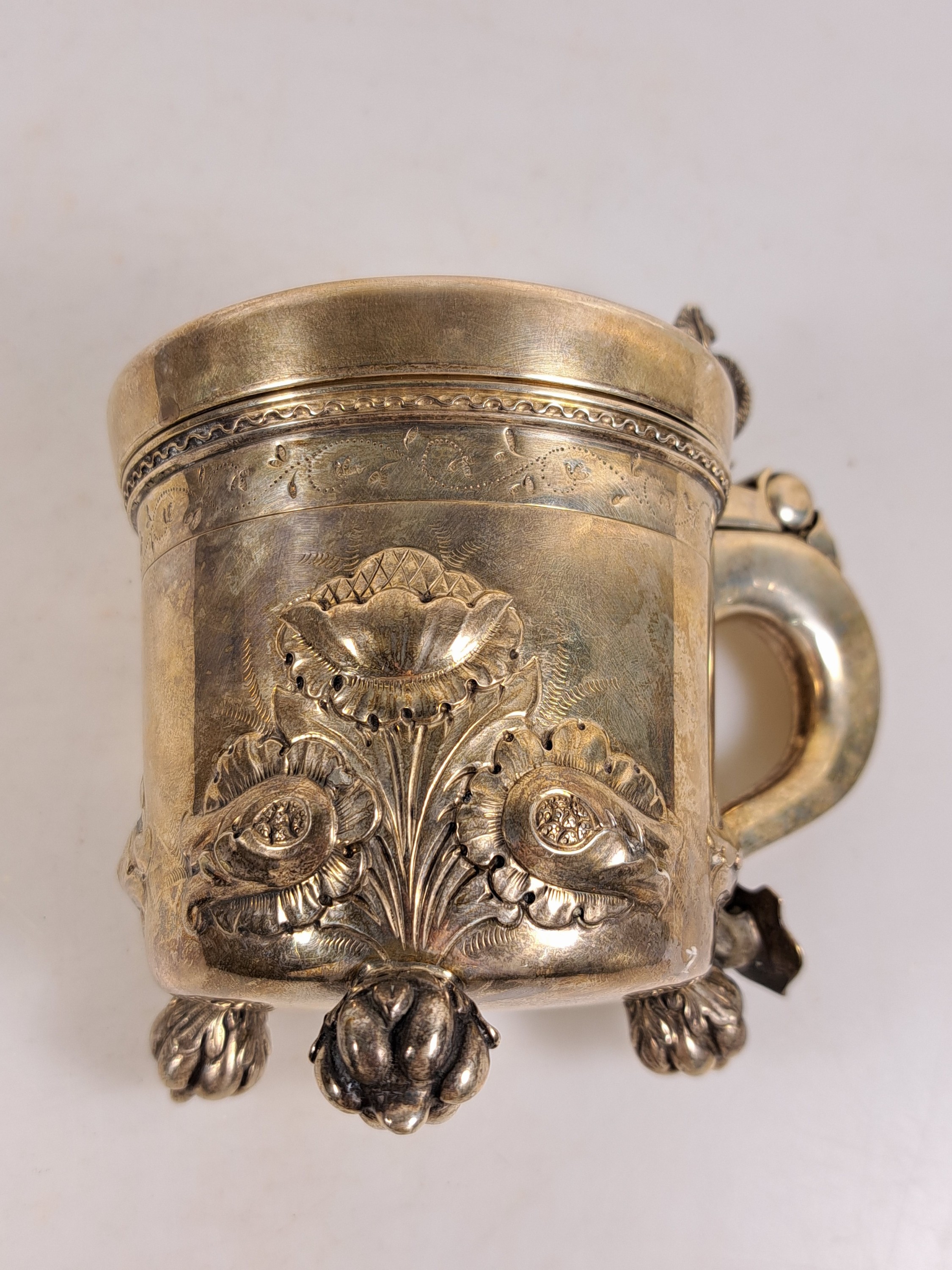 Detail h: Deckelkrug, Silber, Ferreira Marques, Spanien, 20. Jh., nach altem Vorbild, mit floralem Dekor, auf Knospenfüssen stehend, H. ca. 13.5 cm, am Boden ...