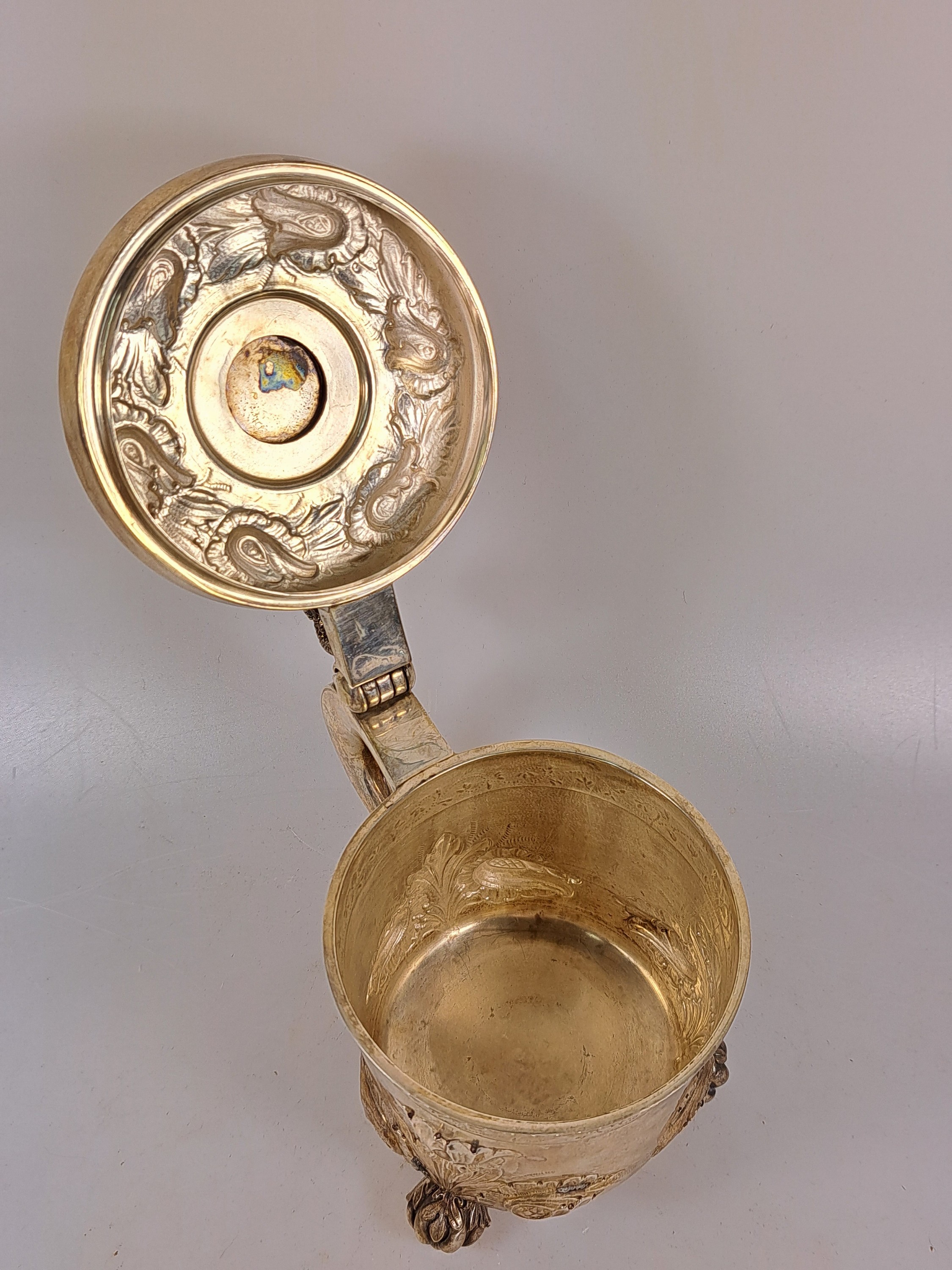 Detail i: Deckelkrug, Silber, Ferreira Marques, Spanien, 20. Jh., nach altem Vorbild, mit floralem Dekor, auf Knospenfüssen stehend, H. ca. 13.5 cm, am Boden ...