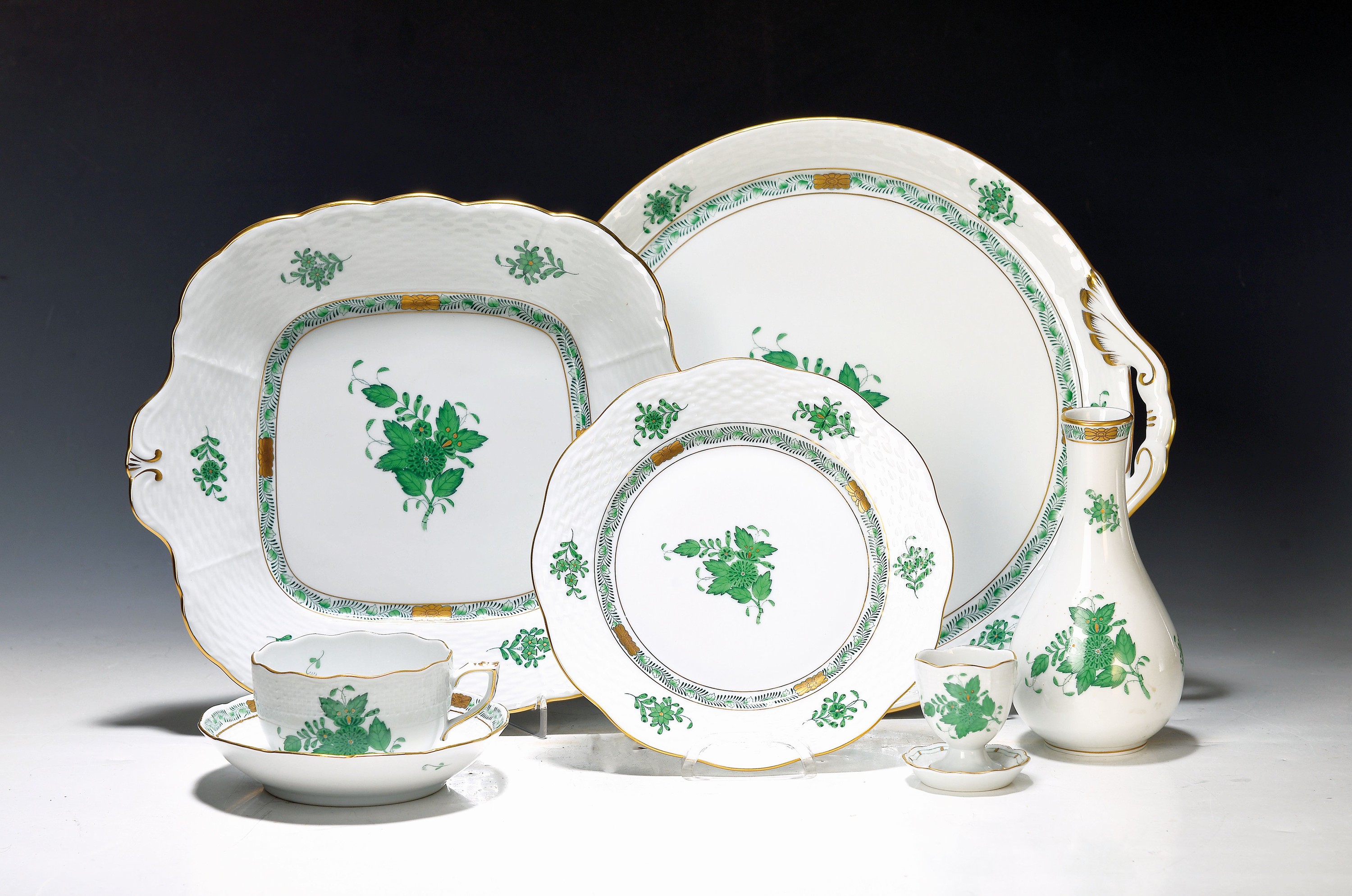 Kaffeeservice, Herend, Apponyi Grün, 2. H. 20. Jh., 8 Kaffeetassen mit Untertassen, 8 Dessertteller, 8 Eierbecher, Gebäckschale, Blumenvase, ...