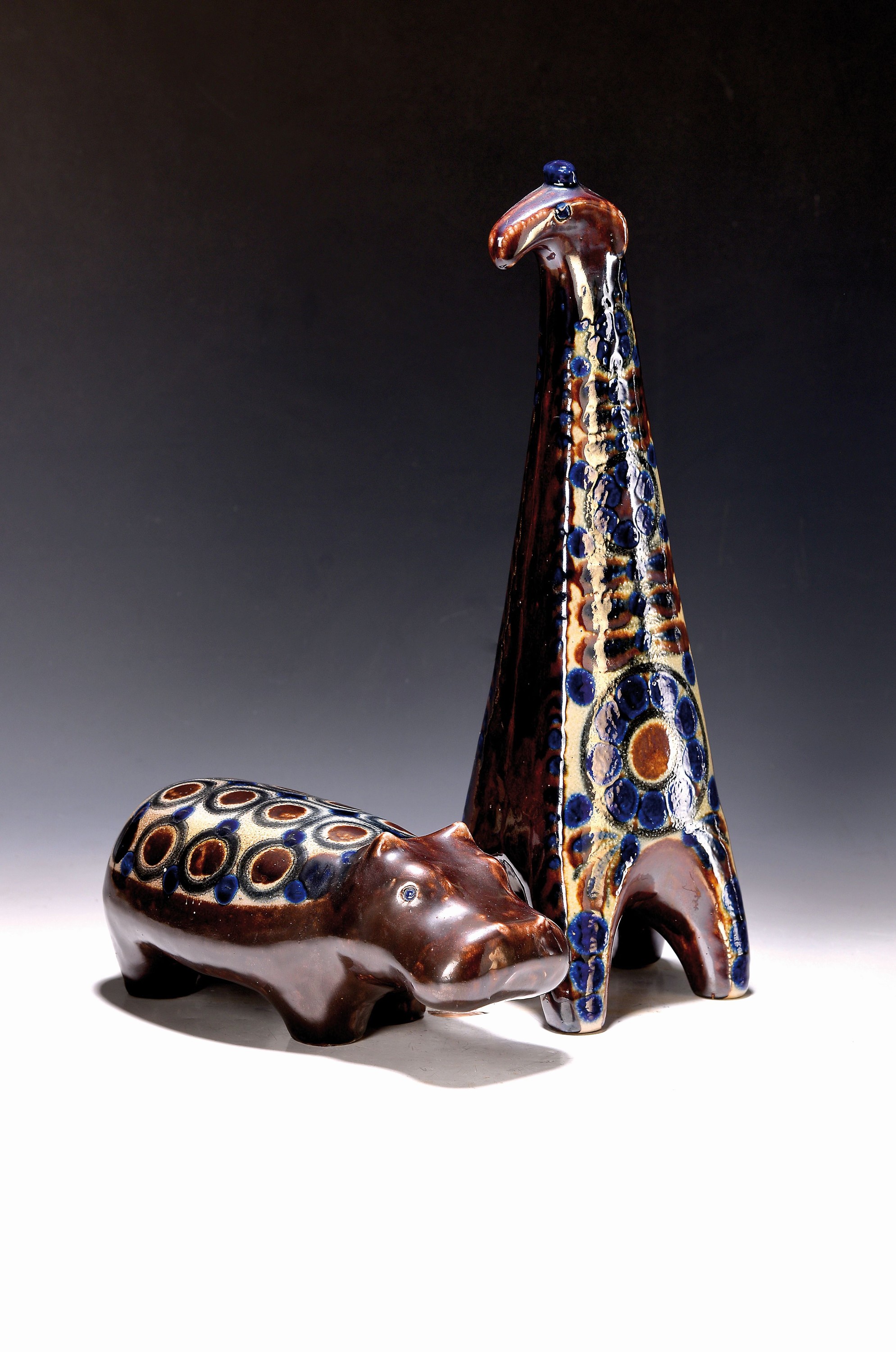 Zwei Steinzeugfiguren, Westerwald, Elfriede Balzar-Kopp, 1904 Bendorf - 1983 Höhr- Grenzhausen, Steinzeug braun und blau staffiert, Giraffe H. 40 ...