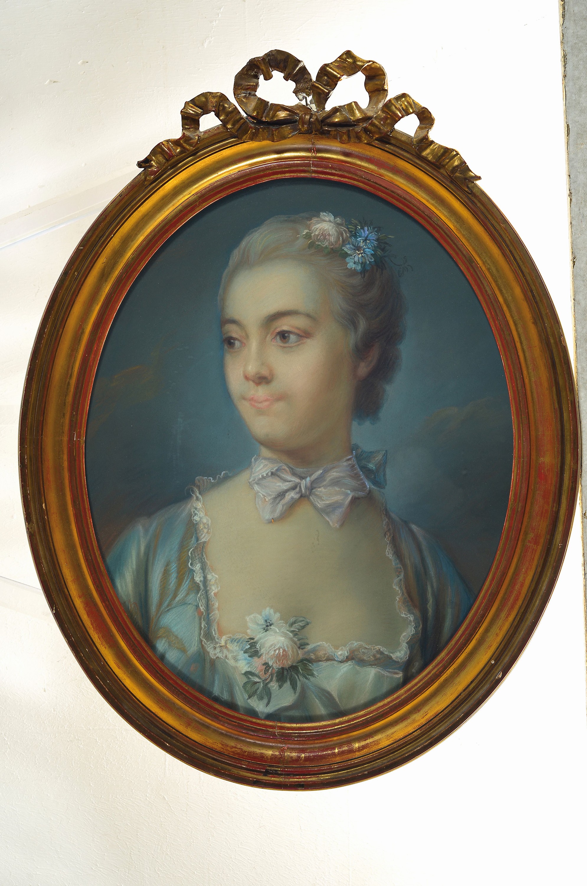 Detail k: Unbekannter Künstler, nach Vorbild von Rosalba Carriera (1675-1757), Bildnis einer eleganten jungen Dame, Pastell/Papier auf Leinwand aufgezogen, ...