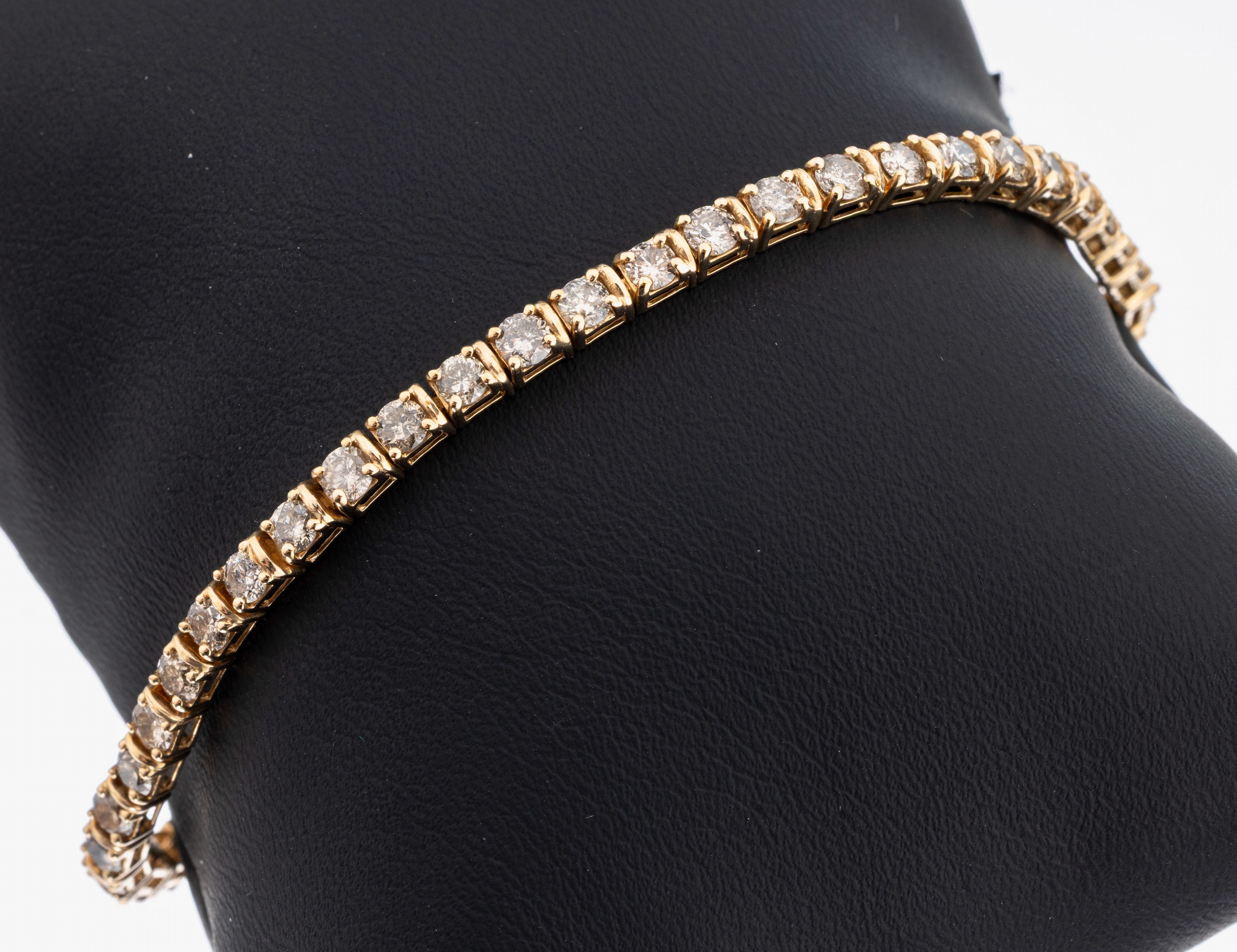 9 kt Gold Diamant Tennisarmband, GG 375/ 000, 48 Diamanten zus. ca. 5.00 ct champagnerfarb./p2, L. ca. 19 cm, Kastenschloß mit Sicherheitsacht, ca. ...