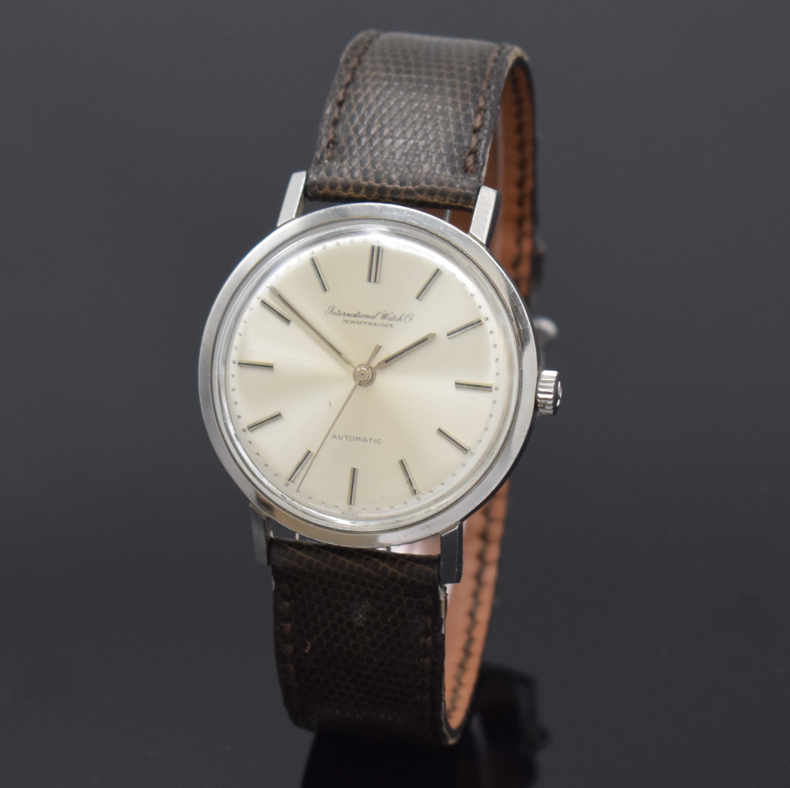 IWC Automatic Herrenarmbanduhr Referenz 808A in Stahl, Schweiz um 1965, 2-tlg. Geh., Boden aufgedr., orig. Krone, silb. Zifferbl. m. Perl-Minuterie, ...