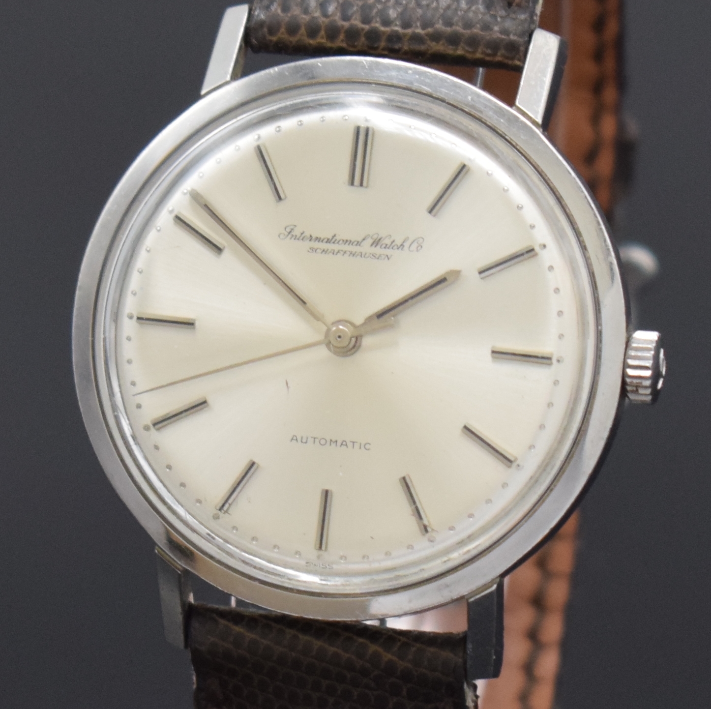 Detail a: IWC Automatic Herrenarmbanduhr Referenz 808A in Stahl, Schweiz um 1965, 2-tlg. Geh., Boden aufgedr., orig. Krone, silb. Zifferbl. m. Perl-Minuterie, ...