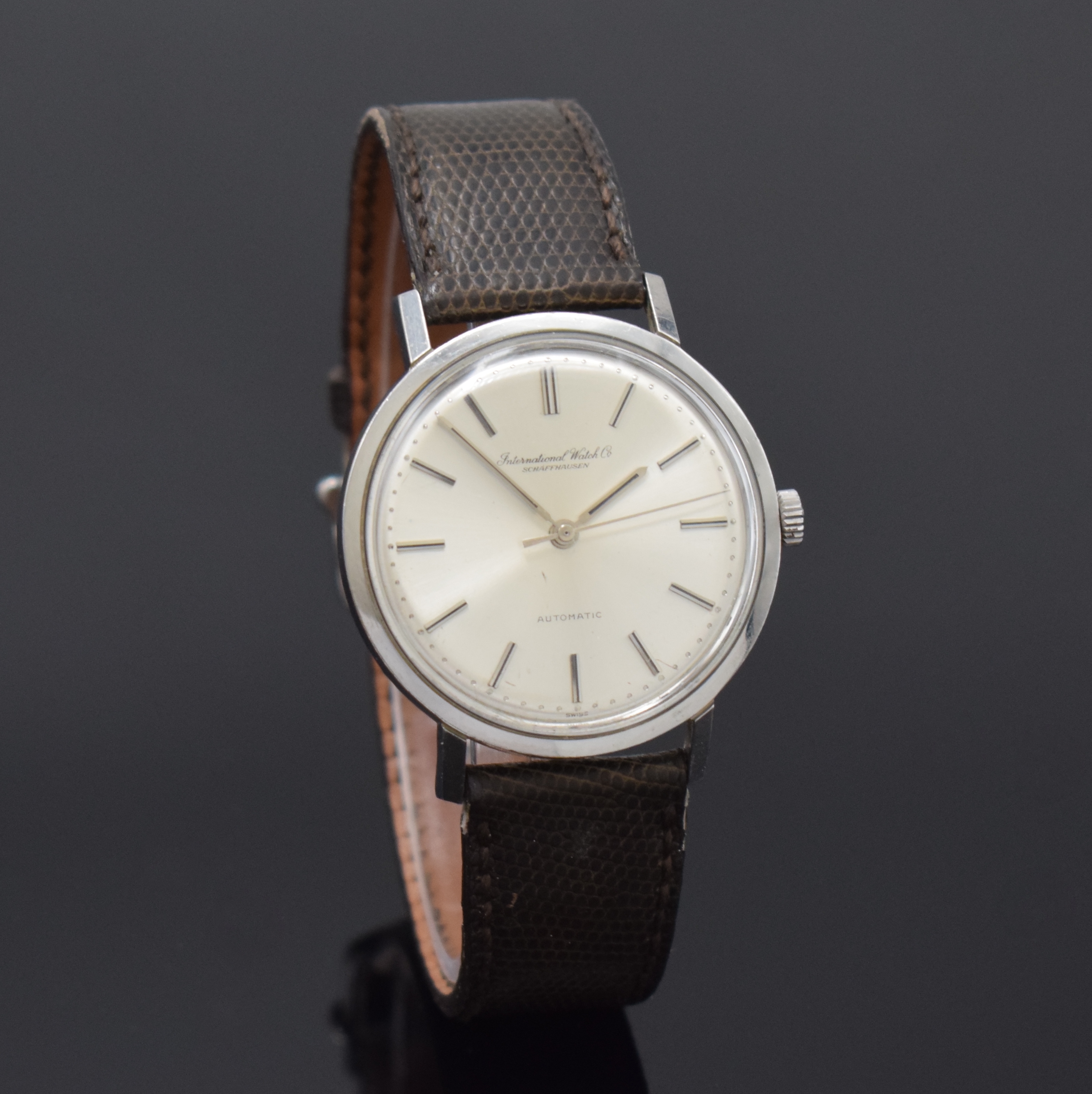 Detail b: IWC Automatic Herrenarmbanduhr Referenz 808A in Stahl, Schweiz um 1965, 2-tlg. Geh., Boden aufgedr., orig. Krone, silb. Zifferbl. m. Perl-Minuterie, ...