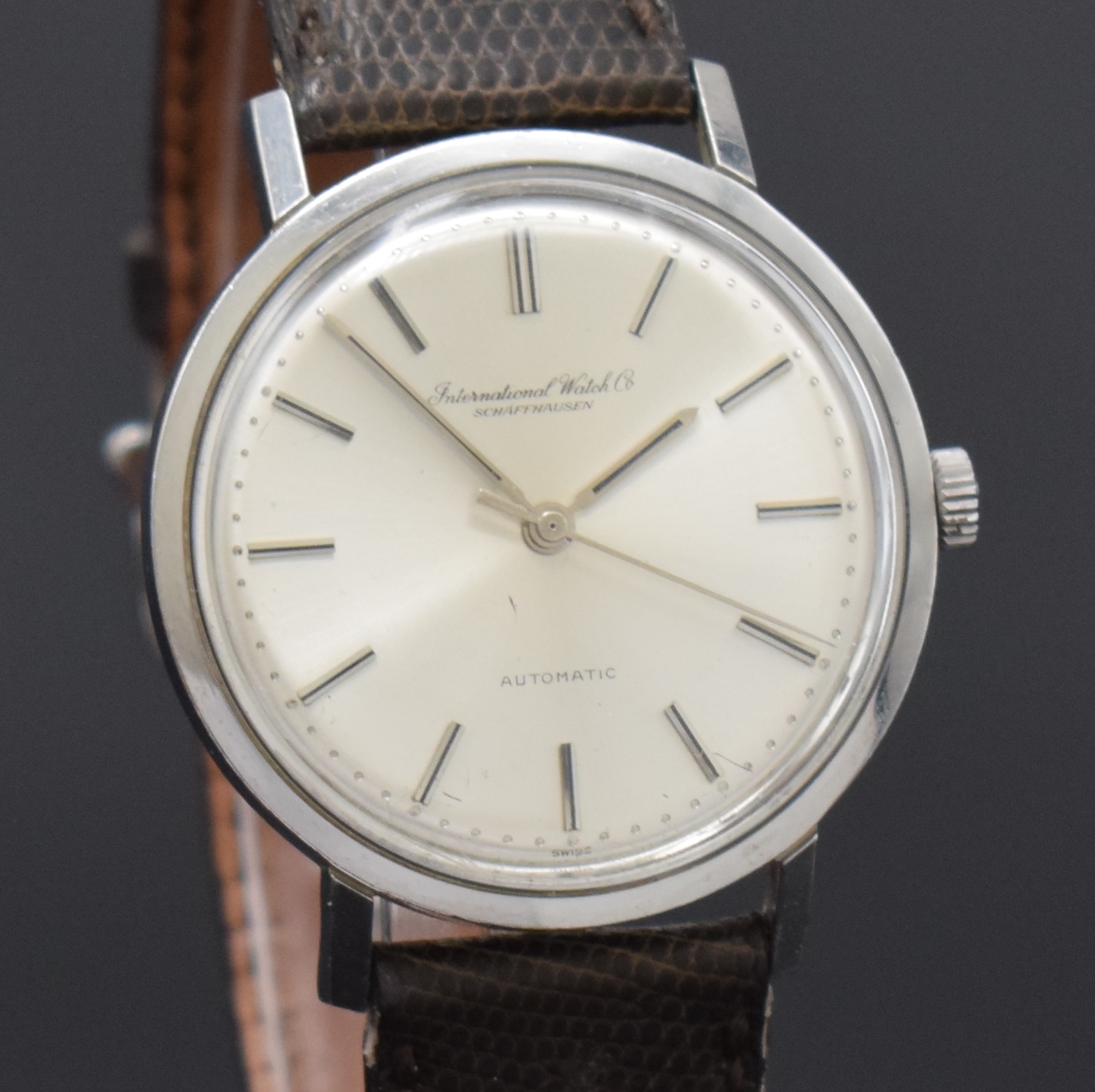 Detail c: IWC Automatic Herrenarmbanduhr Referenz 808A in Stahl, Schweiz um 1965, 2-tlg. Geh., Boden aufgedr., orig. Krone, silb. Zifferbl. m. Perl-Minuterie, ...