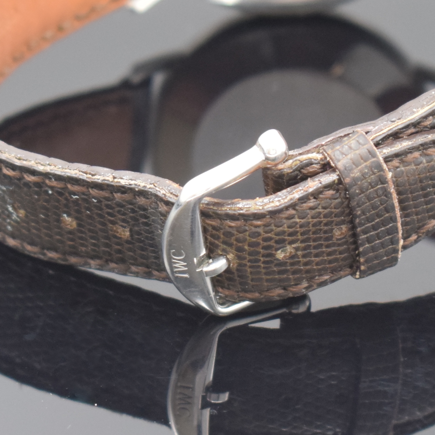 Detail d: IWC Automatic Herrenarmbanduhr Referenz 808A in Stahl, Schweiz um 1965, 2-tlg. Geh., Boden aufgedr., orig. Krone, silb. Zifferbl. m. Perl-Minuterie, ...