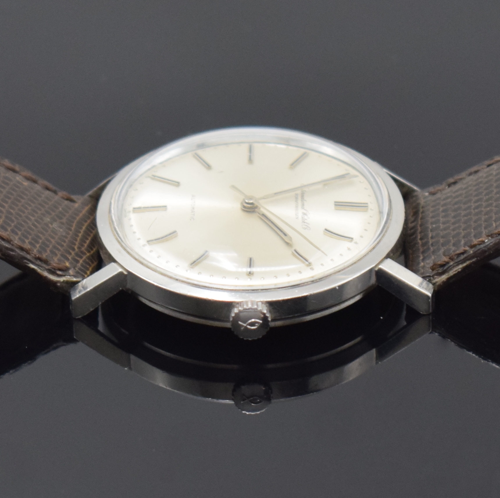 Detail e: IWC Automatic Herrenarmbanduhr Referenz 808A in Stahl, Schweiz um 1965, 2-tlg. Geh., Boden aufgedr., orig. Krone, silb. Zifferbl. m. Perl-Minuterie, ...
