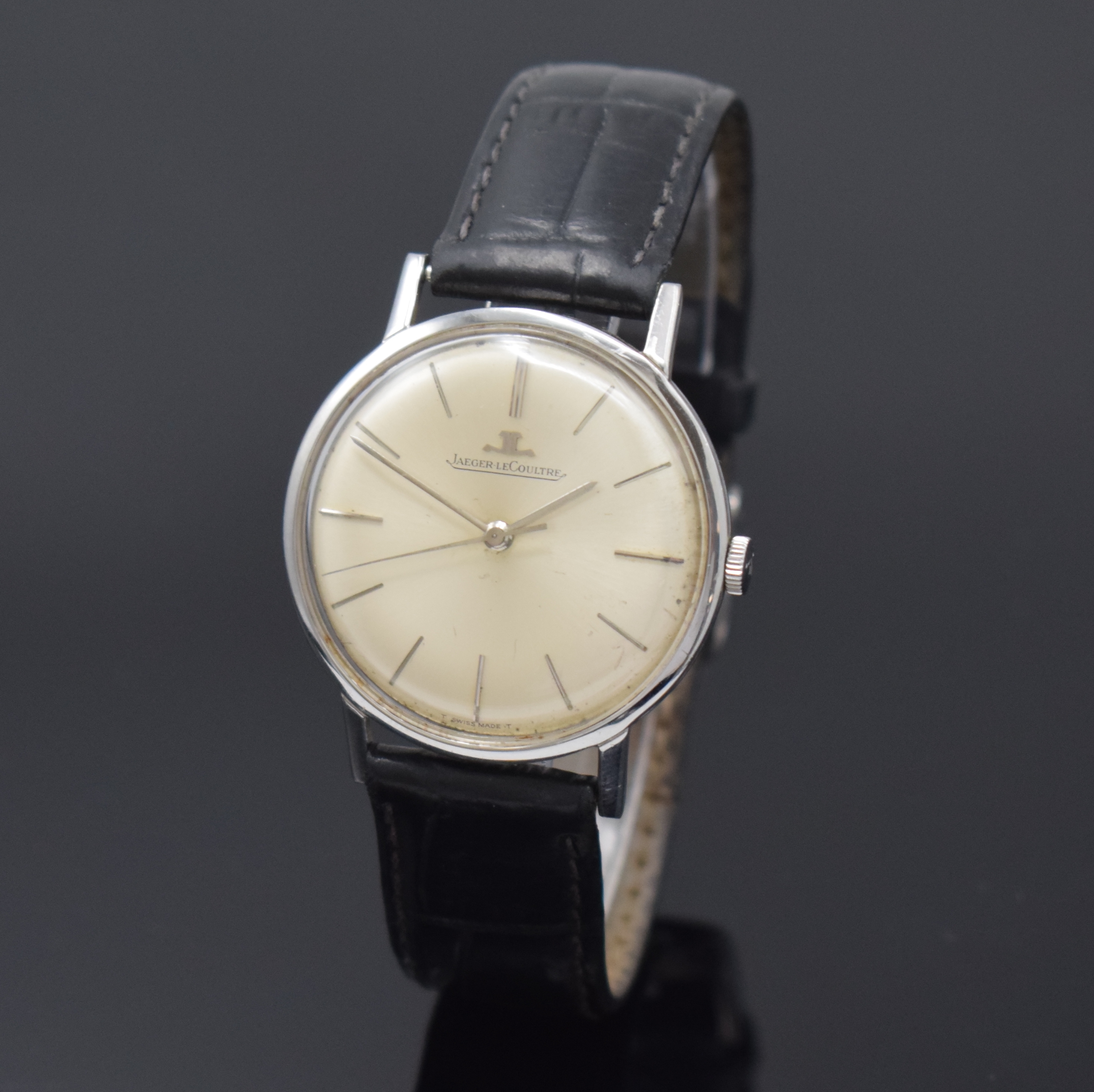 Jaeger-LeCoultre Herrenarmbanduhr in Stahl, Schweiz um 1965, Handaufzug, 2-tlg. Geh., Boden aufgedr., orig. Krone, silb. Zifferbl. fl., silb. Indizes ...