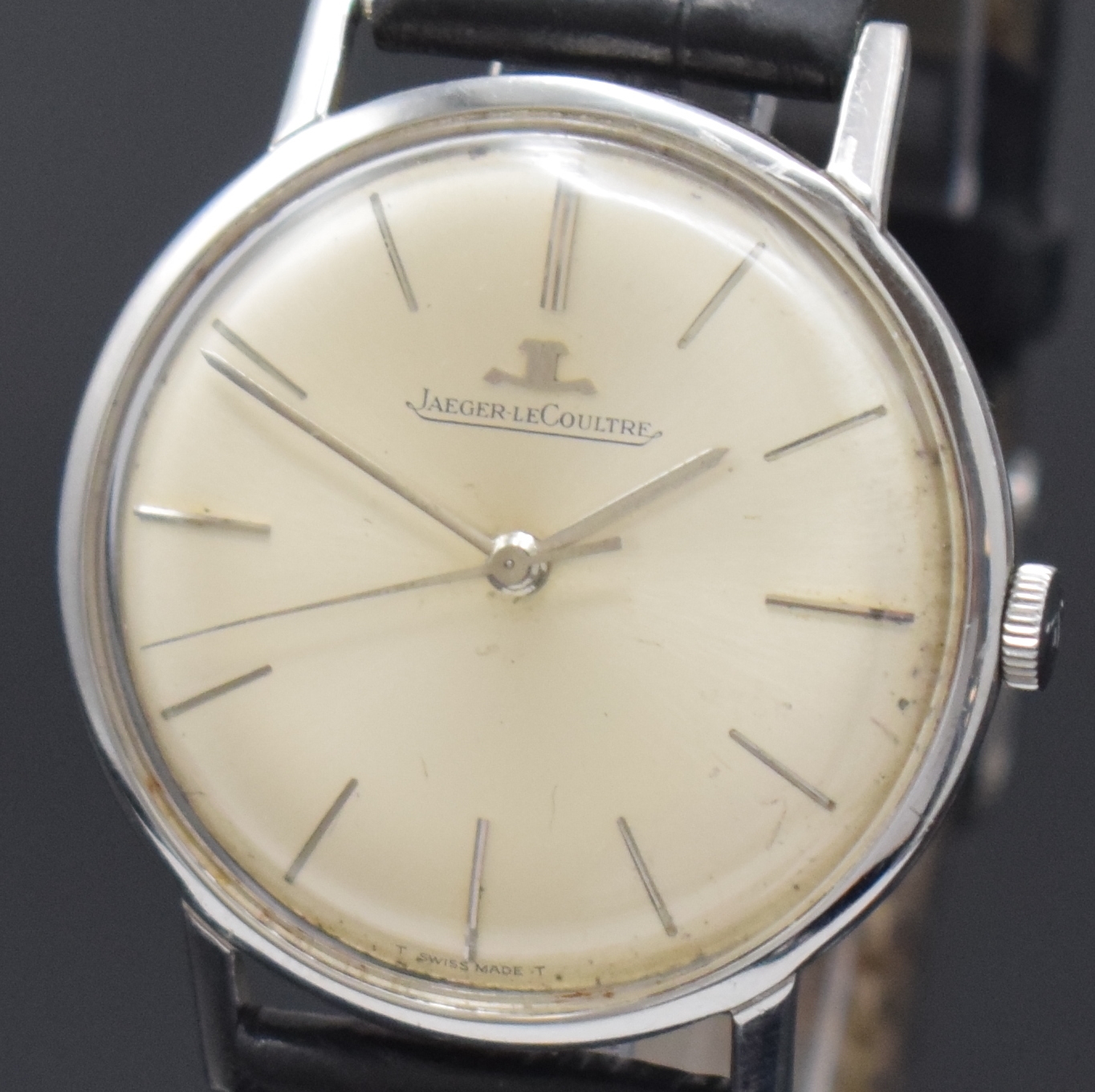 Detail a: Jaeger-LeCoultre Herrenarmbanduhr in Stahl, Schweiz um 1965, Handaufzug, 2-tlg. Geh., Boden aufgedr., orig. Krone, silb. Zifferbl. fl., silb. Indizes ...