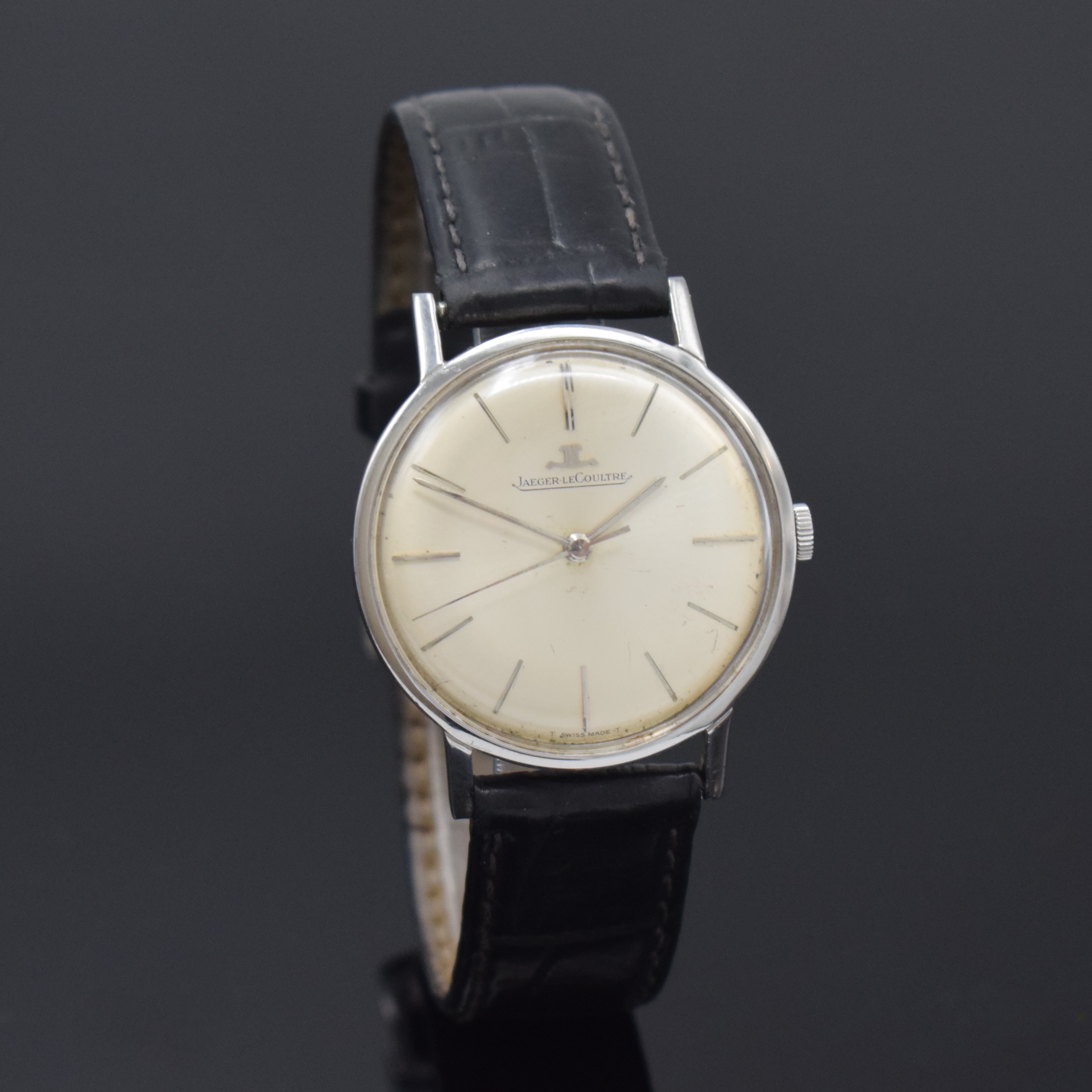 Detail b: Jaeger-LeCoultre Herrenarmbanduhr in Stahl, Schweiz um 1965, Handaufzug, 2-tlg. Geh., Boden aufgedr., orig. Krone, silb. Zifferbl. fl., silb. Indizes ...