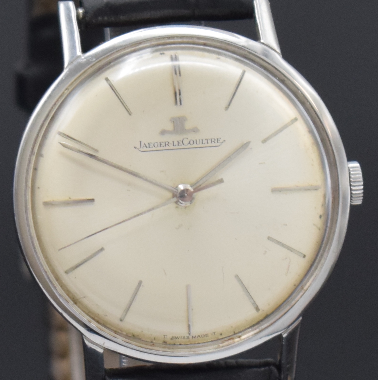 Detail c: Jaeger-LeCoultre Herrenarmbanduhr in Stahl, Schweiz um 1965, Handaufzug, 2-tlg. Geh., Boden aufgedr., orig. Krone, silb. Zifferbl. fl., silb. Indizes ...