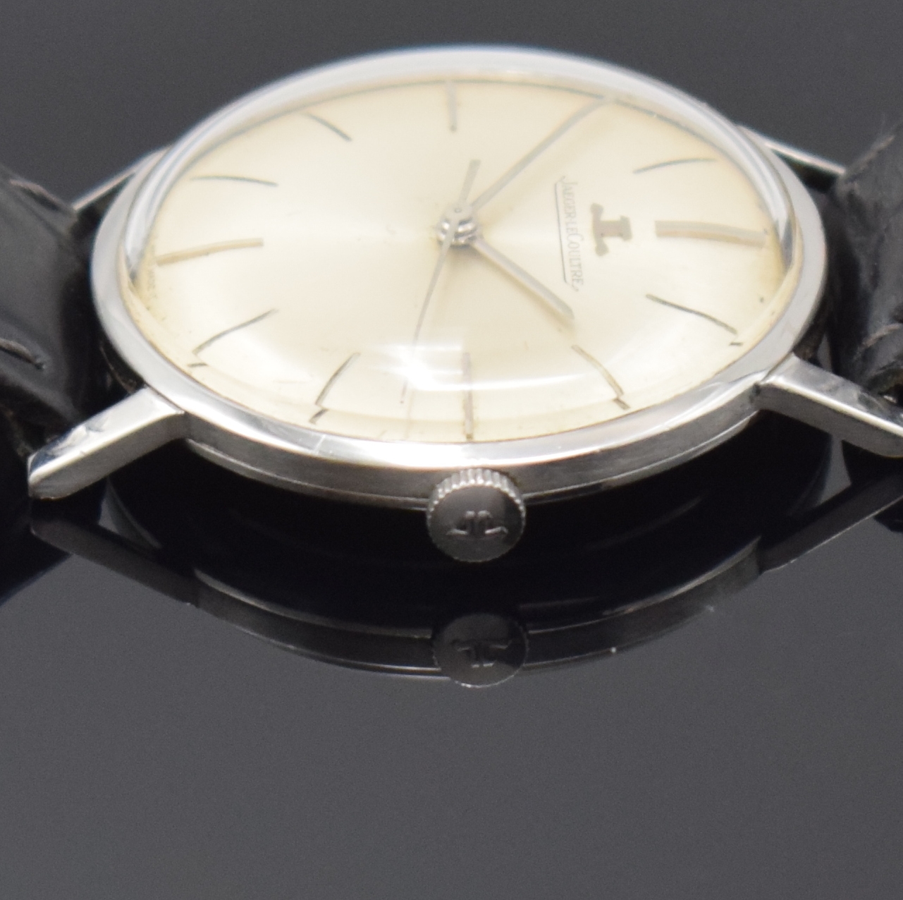 Detail d: Jaeger-LeCoultre Herrenarmbanduhr in Stahl, Schweiz um 1965, Handaufzug, 2-tlg. Geh., Boden aufgedr., orig. Krone, silb. Zifferbl. fl., silb. Indizes ...