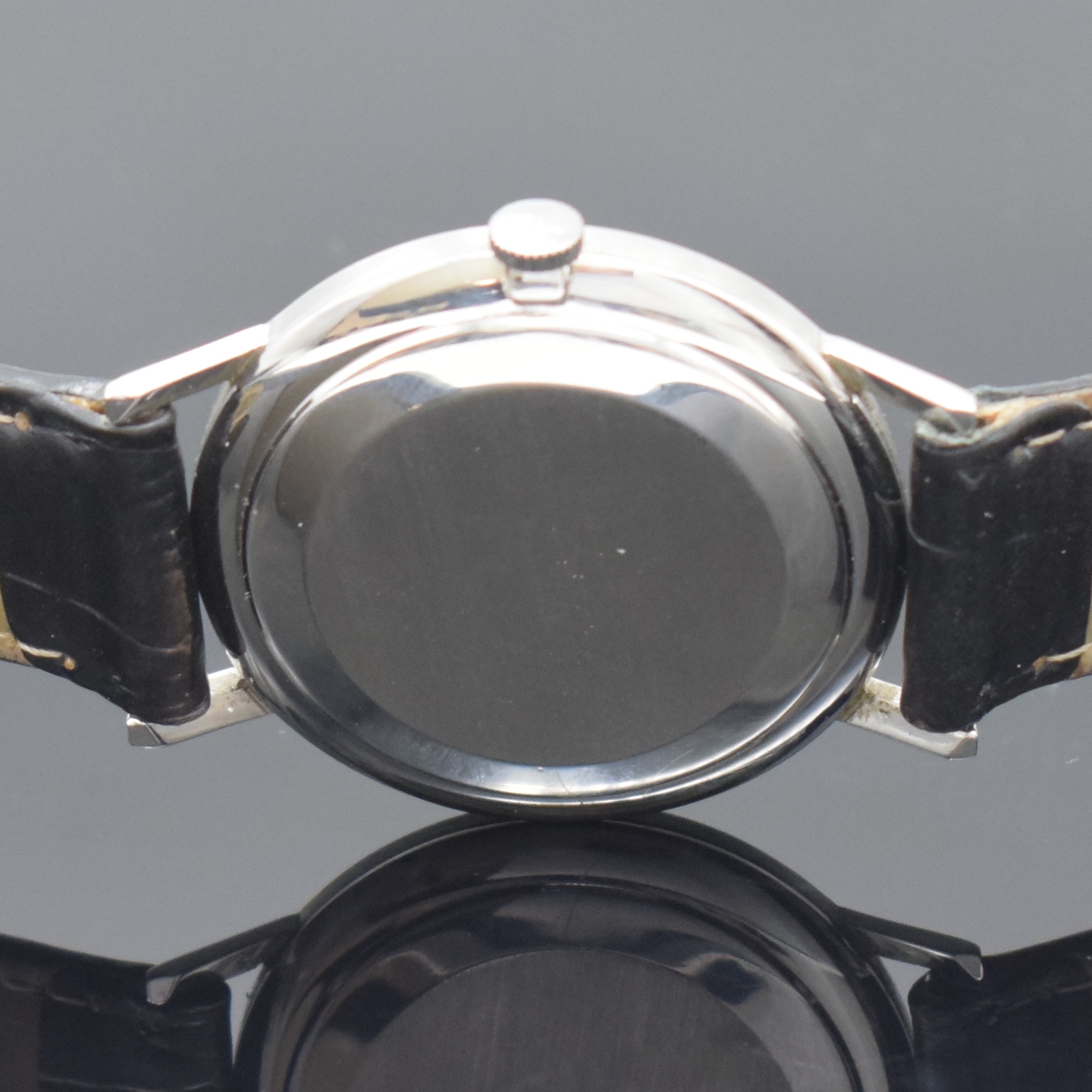 Detail e: Jaeger-LeCoultre Herrenarmbanduhr in Stahl, Schweiz um 1965, Handaufzug, 2-tlg. Geh., Boden aufgedr., orig. Krone, silb. Zifferbl. fl., silb. Indizes ...