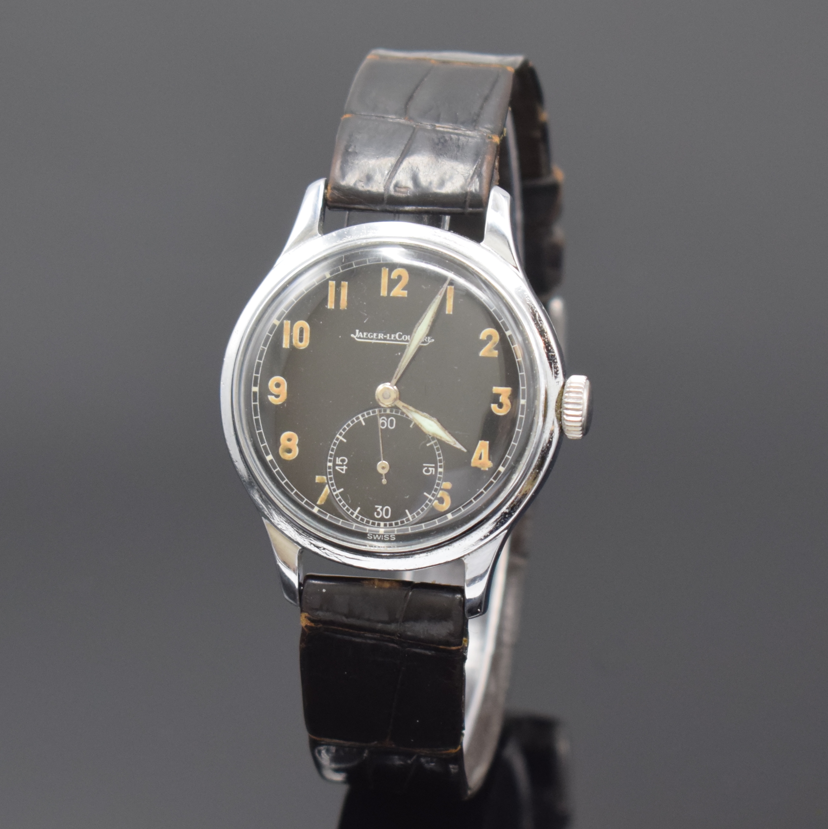 Jaeger-LeCoultre Armbanduhr im Militär-Design, Schweiz um 1940, Handaufzug, 2-tlg. verchr. Geh., Stahlboden aufgedr., sehr schönes schwarz. ...