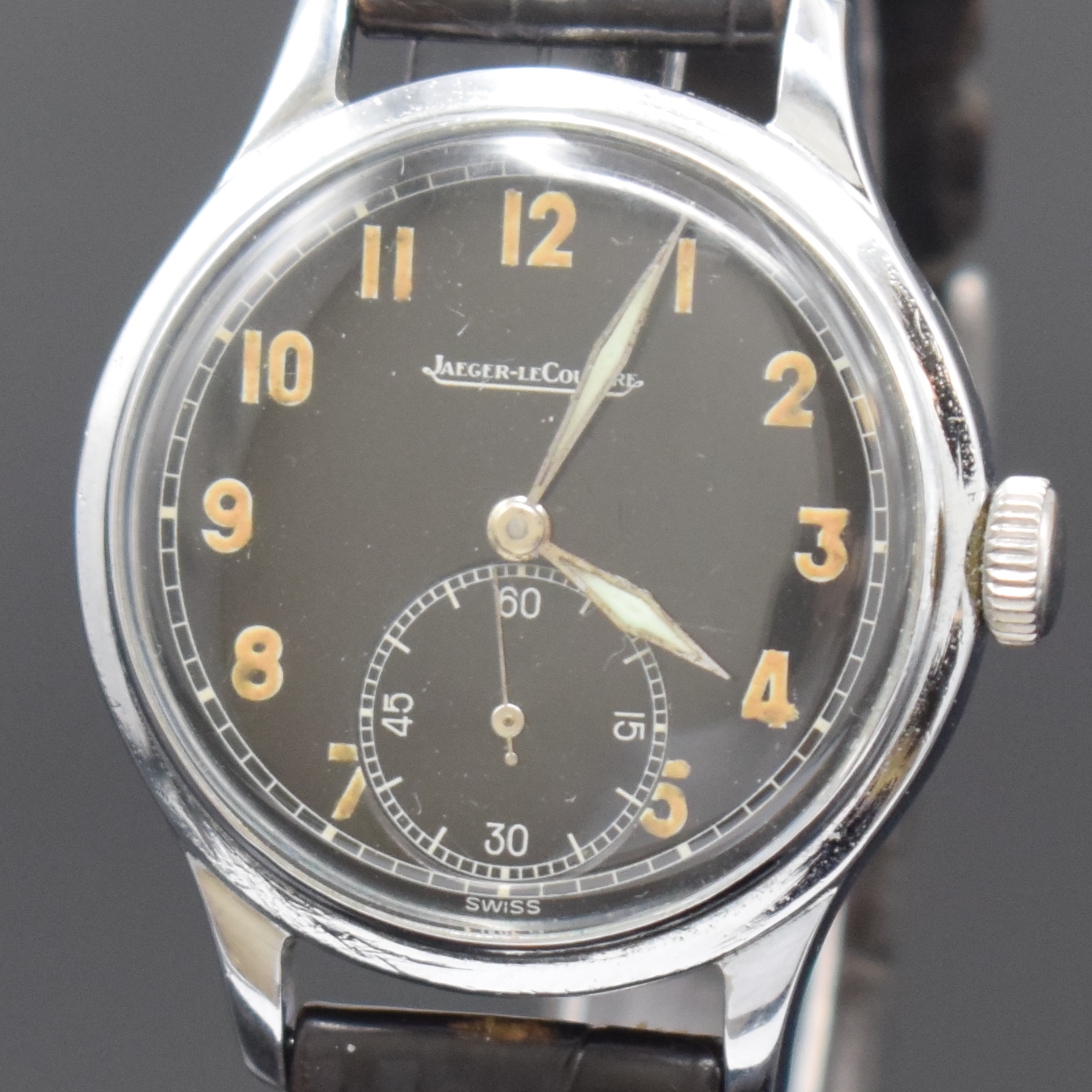 Detail a: Jaeger-LeCoultre Armbanduhr im Militär-Design, Schweiz um 1940, Handaufzug, 2-tlg. verchr. Geh., Stahlboden aufgedr., sehr schönes schwarz. ...