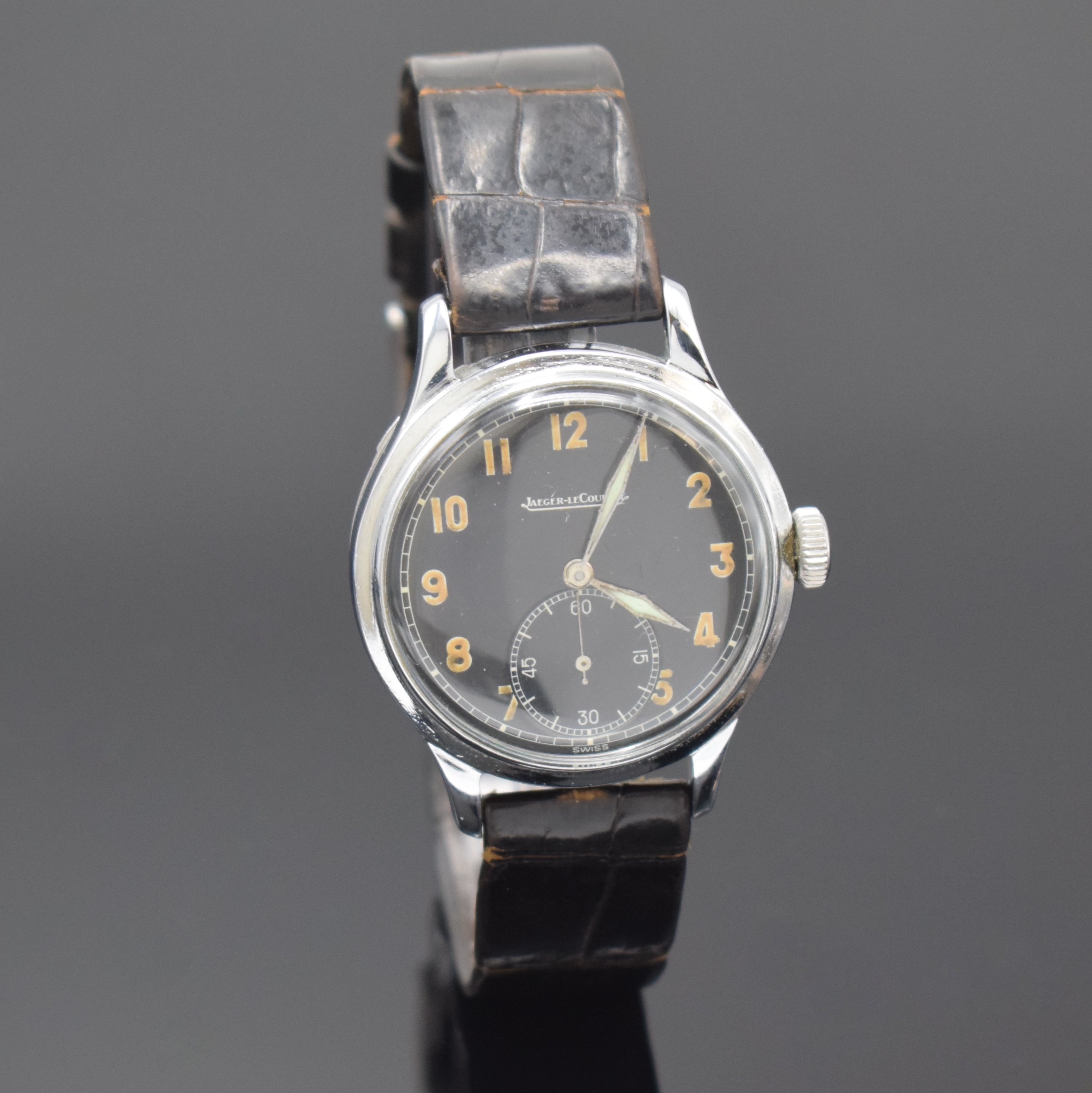 Detail b: Jaeger-LeCoultre Armbanduhr im Militär-Design, Schweiz um 1940, Handaufzug, 2-tlg. verchr. Geh., Stahlboden aufgedr., sehr schönes schwarz. ...