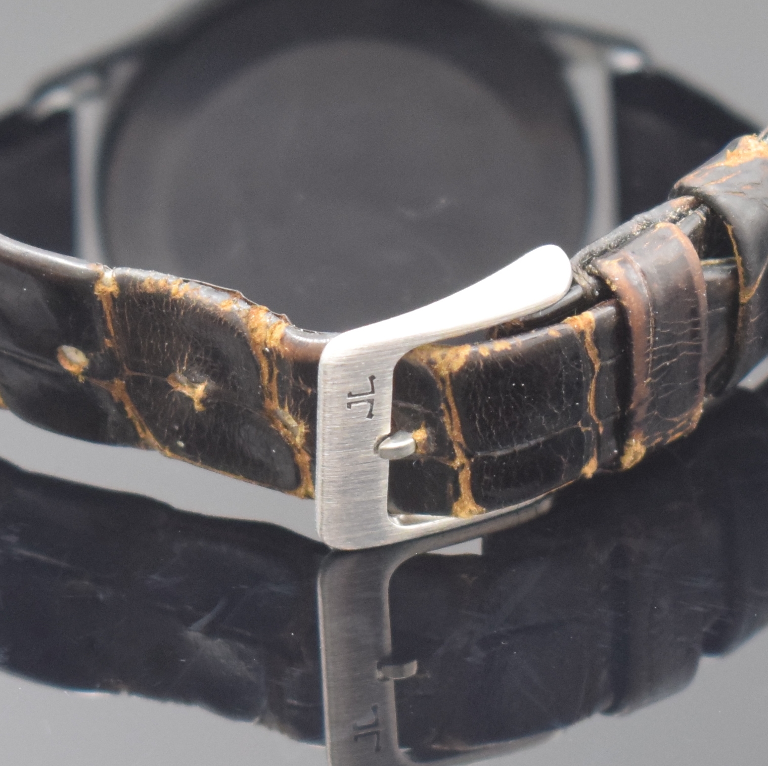 Detail d: Jaeger-LeCoultre Armbanduhr im Militär-Design, Schweiz um 1940, Handaufzug, 2-tlg. verchr. Geh., Stahlboden aufgedr., sehr schönes schwarz. ...