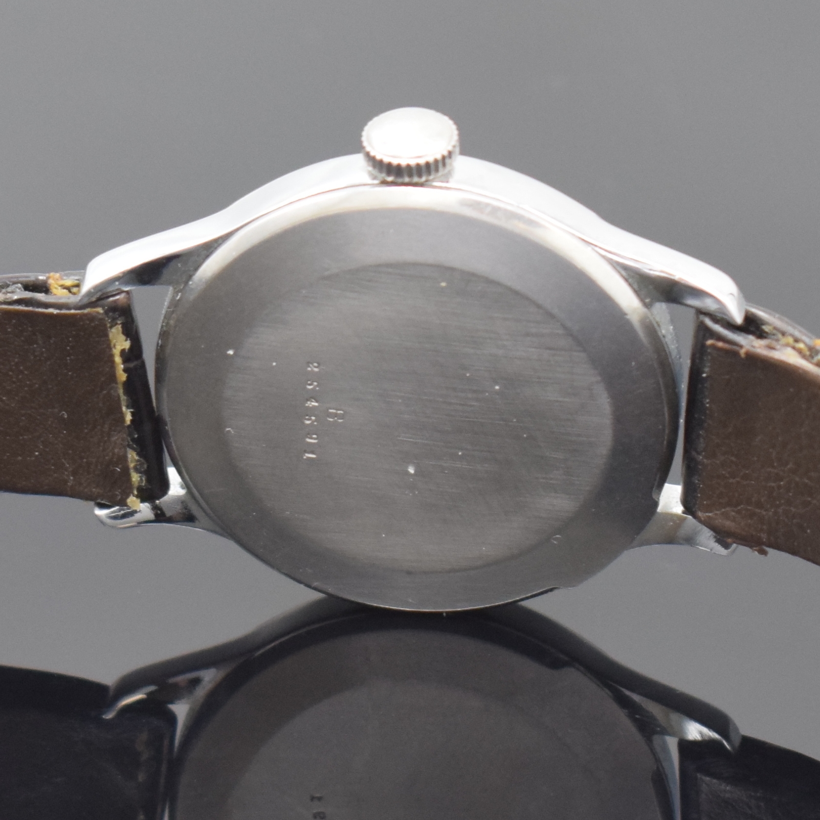 Detail e: Jaeger-LeCoultre Armbanduhr im Militär-Design, Schweiz um 1940, Handaufzug, 2-tlg. verchr. Geh., Stahlboden aufgedr., sehr schönes schwarz. ...