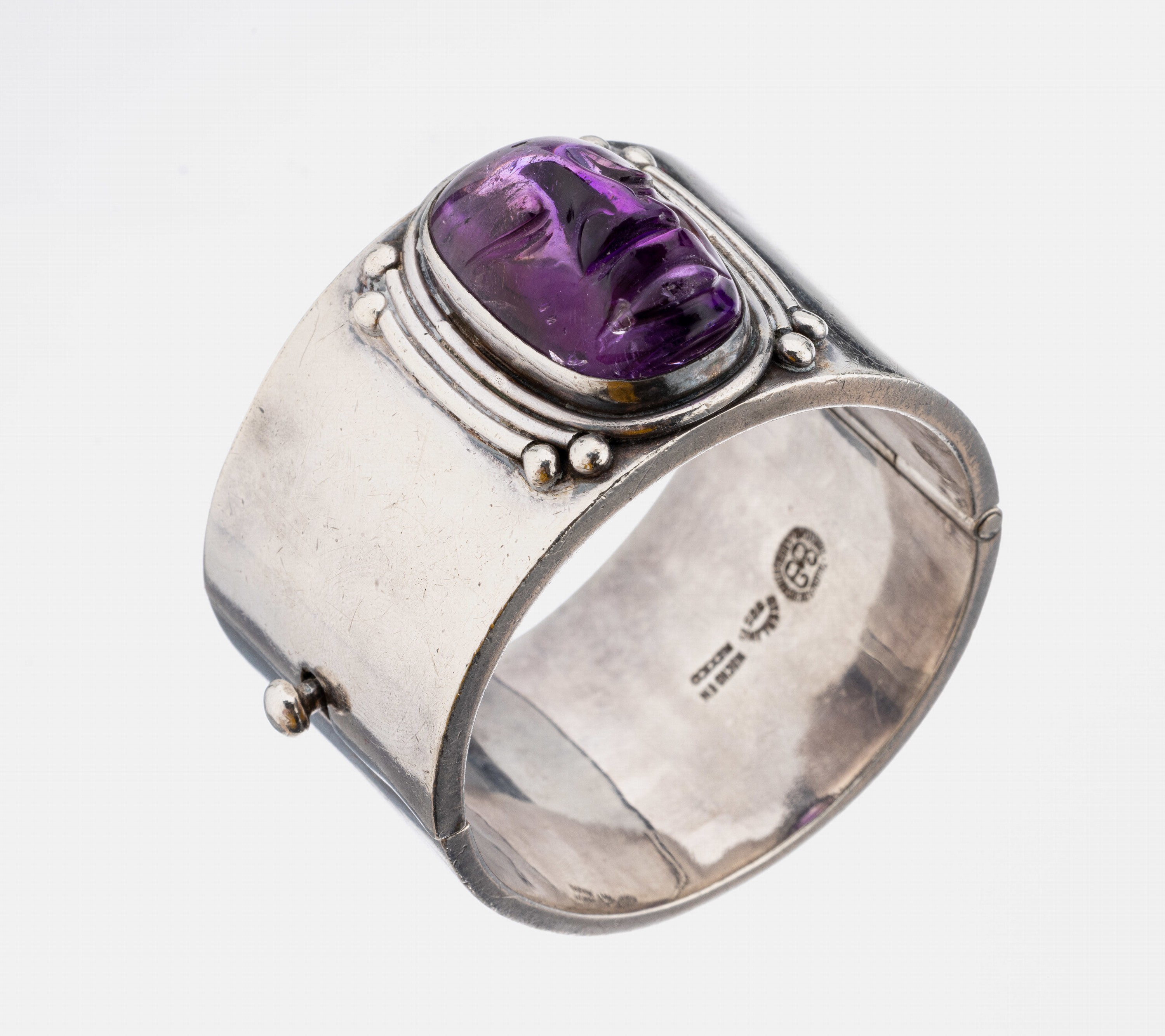 Ausgefallener Armreif mit Amethyst, Mexico um 1960, 925er Silber, sign., erhabener Amethyst in Form einer Aztekenmaske, B. ca. 3 cm, D. ca. 6 cm, ...