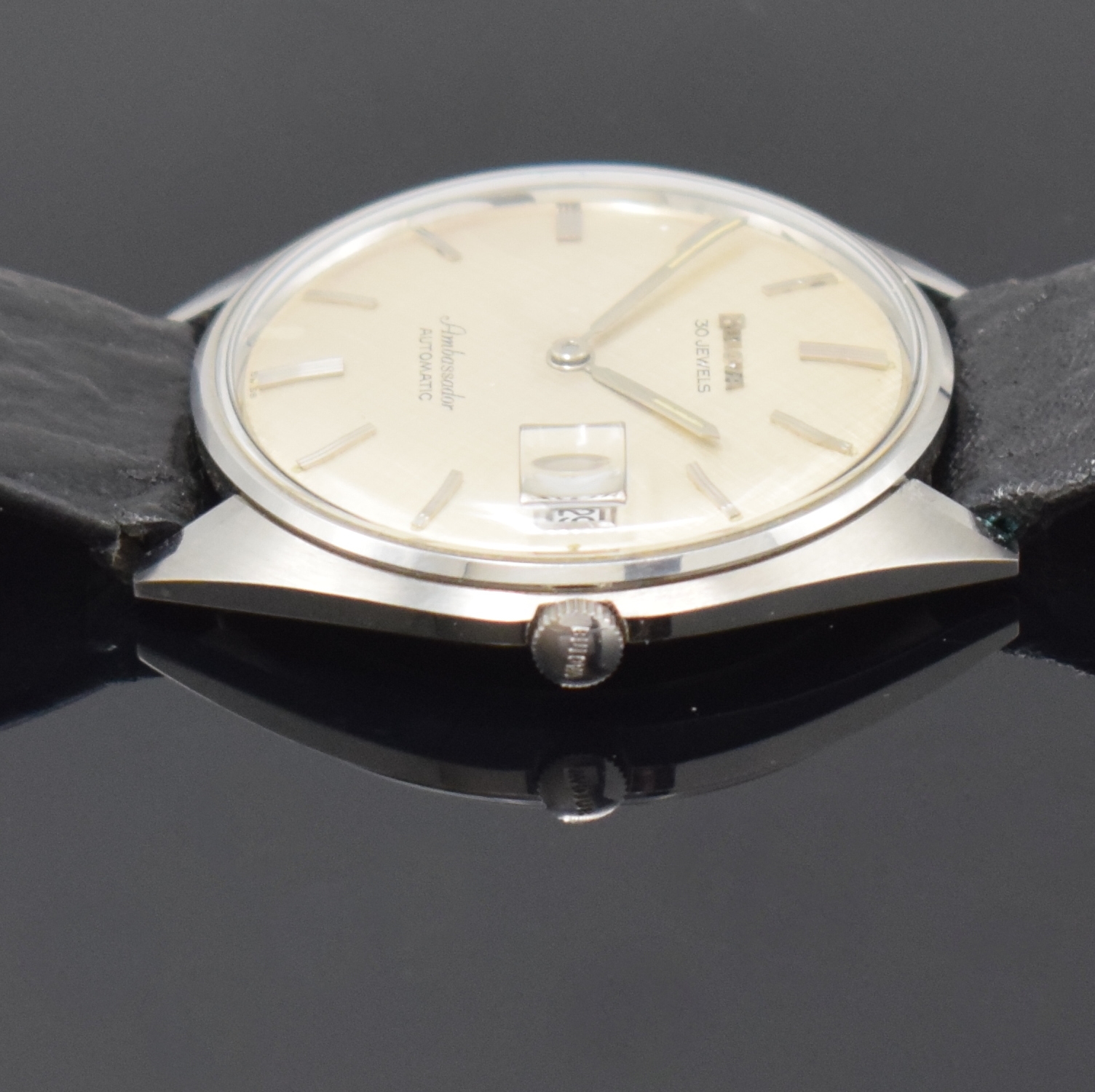 Detail e: BULOVA Ambassador flache Automatik-Armbanduhr in Stahl, Schweiz um 1970, Monocoque-Geh., orig. Krone sowie Lederband m. Stiftschl. in Stahl, silb. ...