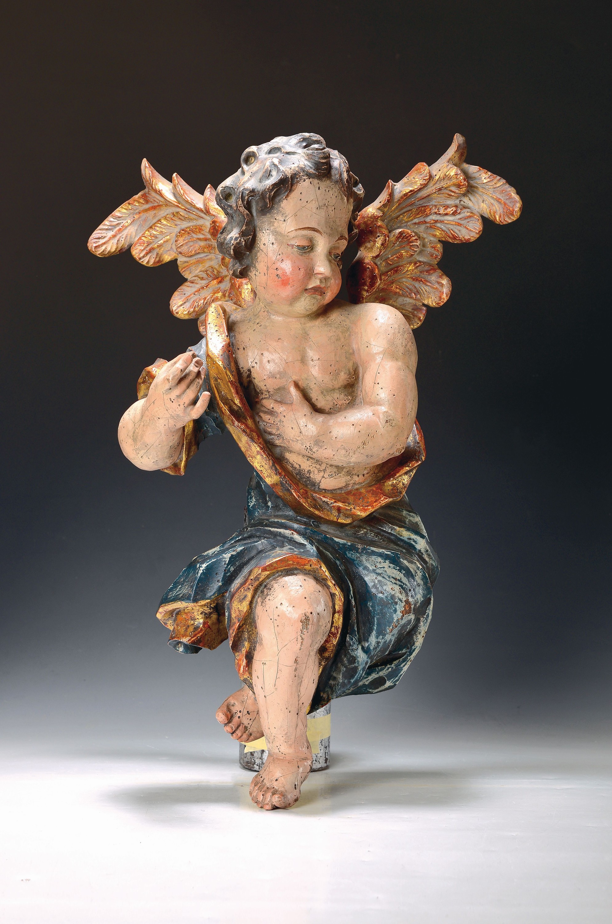 Putto, süddeutsch, 2. Hälfte 19. Jh., nach barockem Vorbild, Lindenholz geschnitzt und polychrom und goldfarben gefaßt, H. ca. 54cm