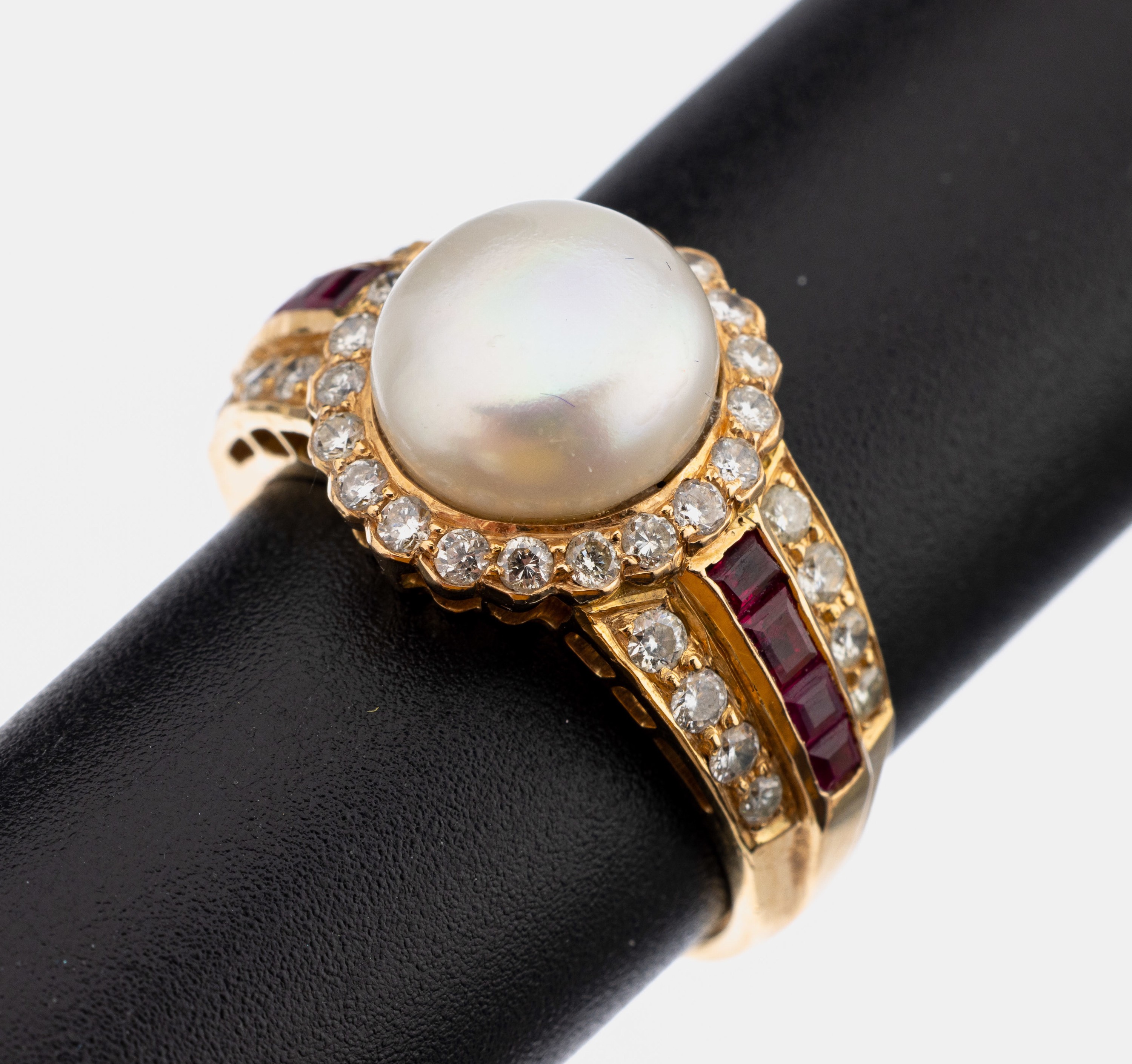 18 kt Gold Perl-Rubin-Brillant-Ring, GG 750/000, mittige Perlboutton, D. ca. 9 mm, 40 Brillanten zus. ca. 0.75 ct Weiß/si, seitl. 8 facett. Rubine ...