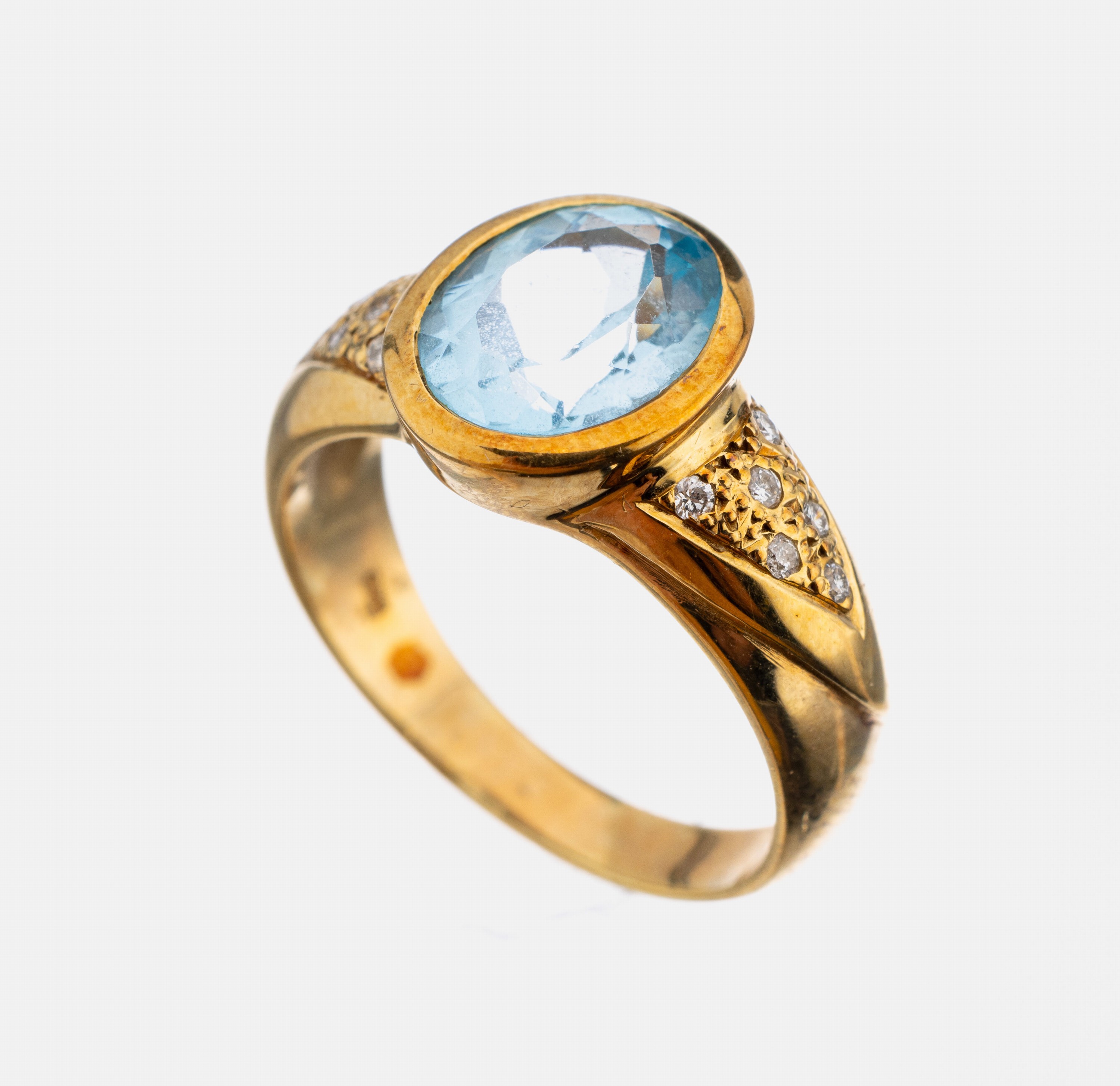 14 kt Gold Topas-Brillant-Ring, GG 585/000,ovalfacett. Blautopas (beh.) ca. 2.0 ct, 12 Brillanten zus. ca. 0.06 ct Weiß/si, RW 57, ca. 6.7 g