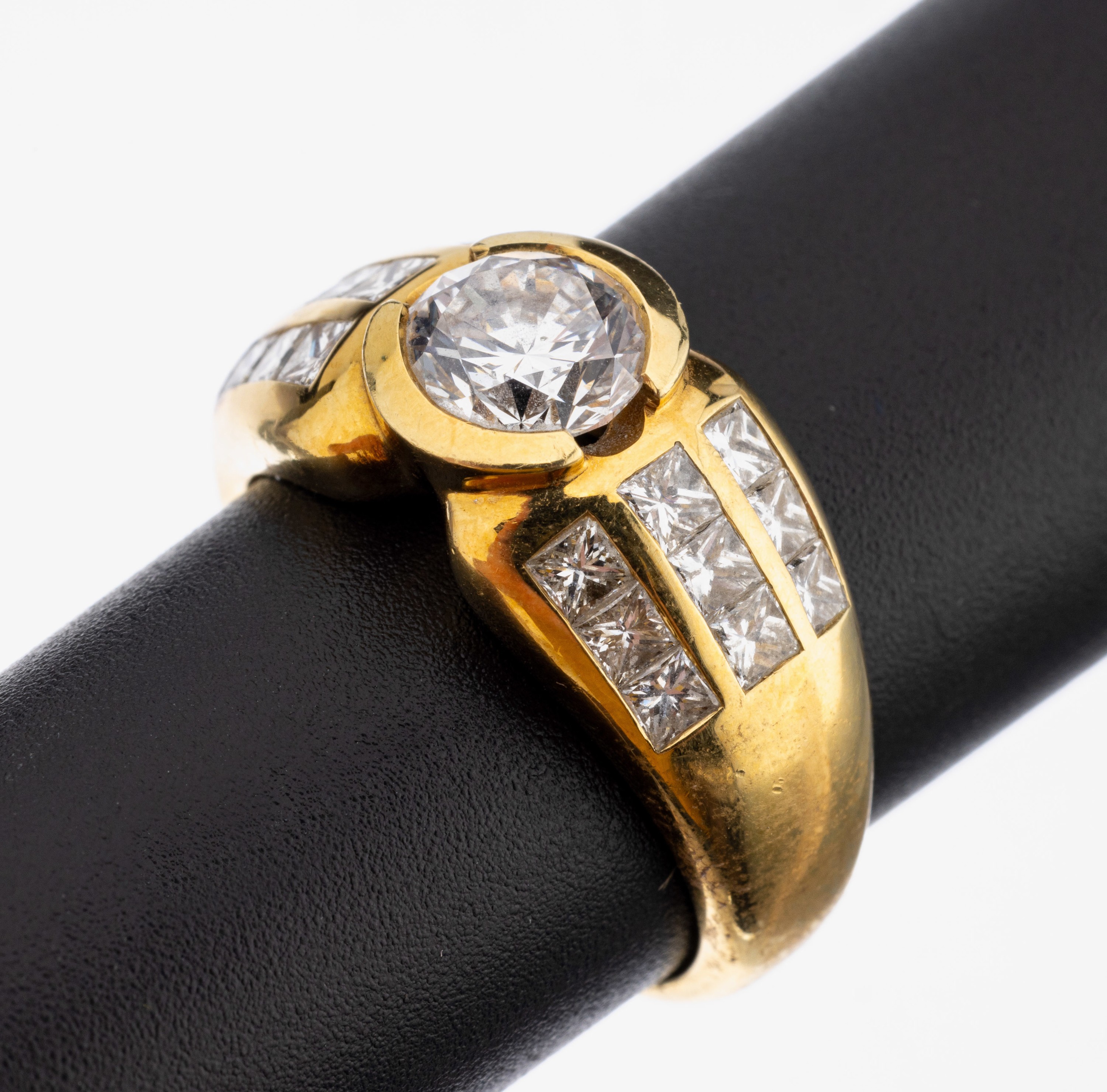 18 kt Gold Brillant-Diamant-Ring, GG 750/000, mittiger Brillant ca. 1.20 ct Weiß/si, seitl. 18 Diamantcarrees zus. ca. 1.30 ct Weiß/si, RW 56, ca. ...