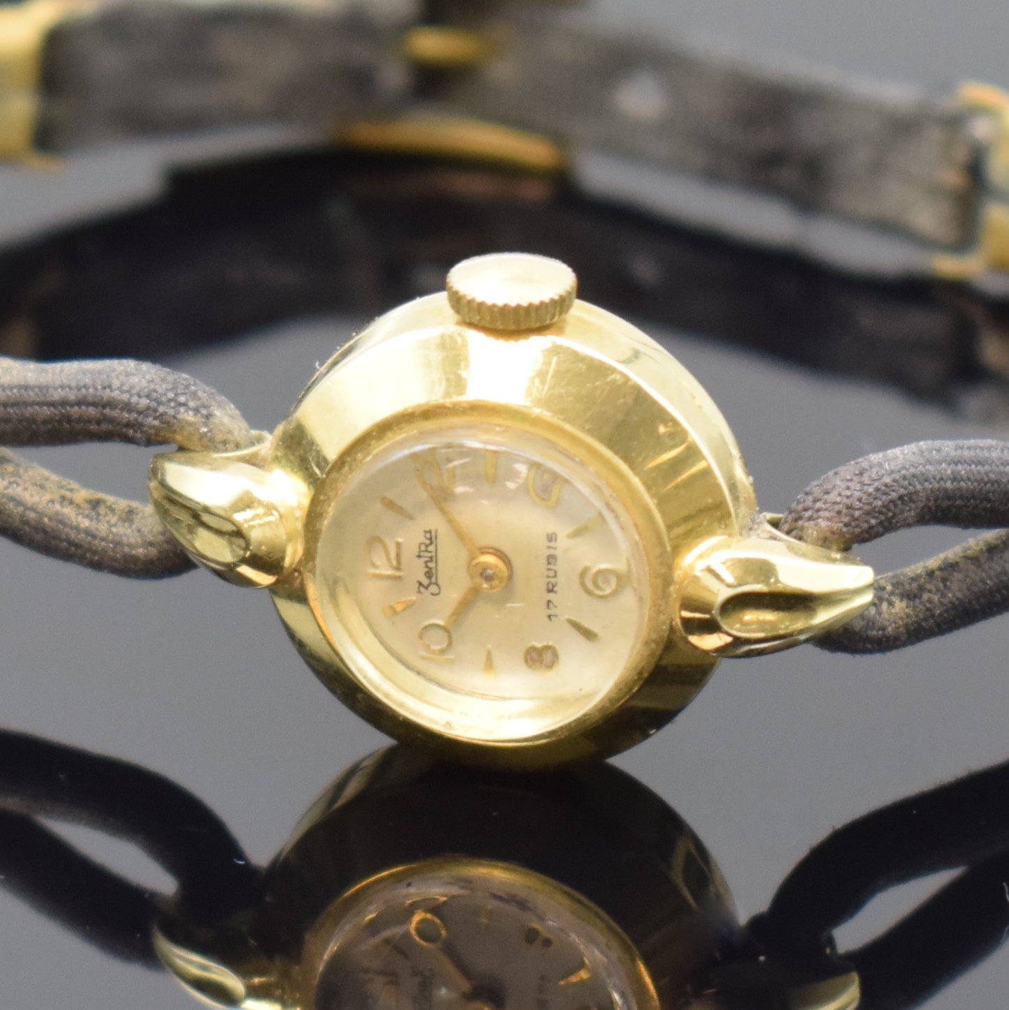 Detail b: Konvolut: 2 Damenarmbanduhren in GG 585/000, Schweiz um 1930/1950, Handaufzug, 2-tlg. Geh., 1 x Zentra, Boden aufgedr., silb. Zifferbl., vern. Werk, ...