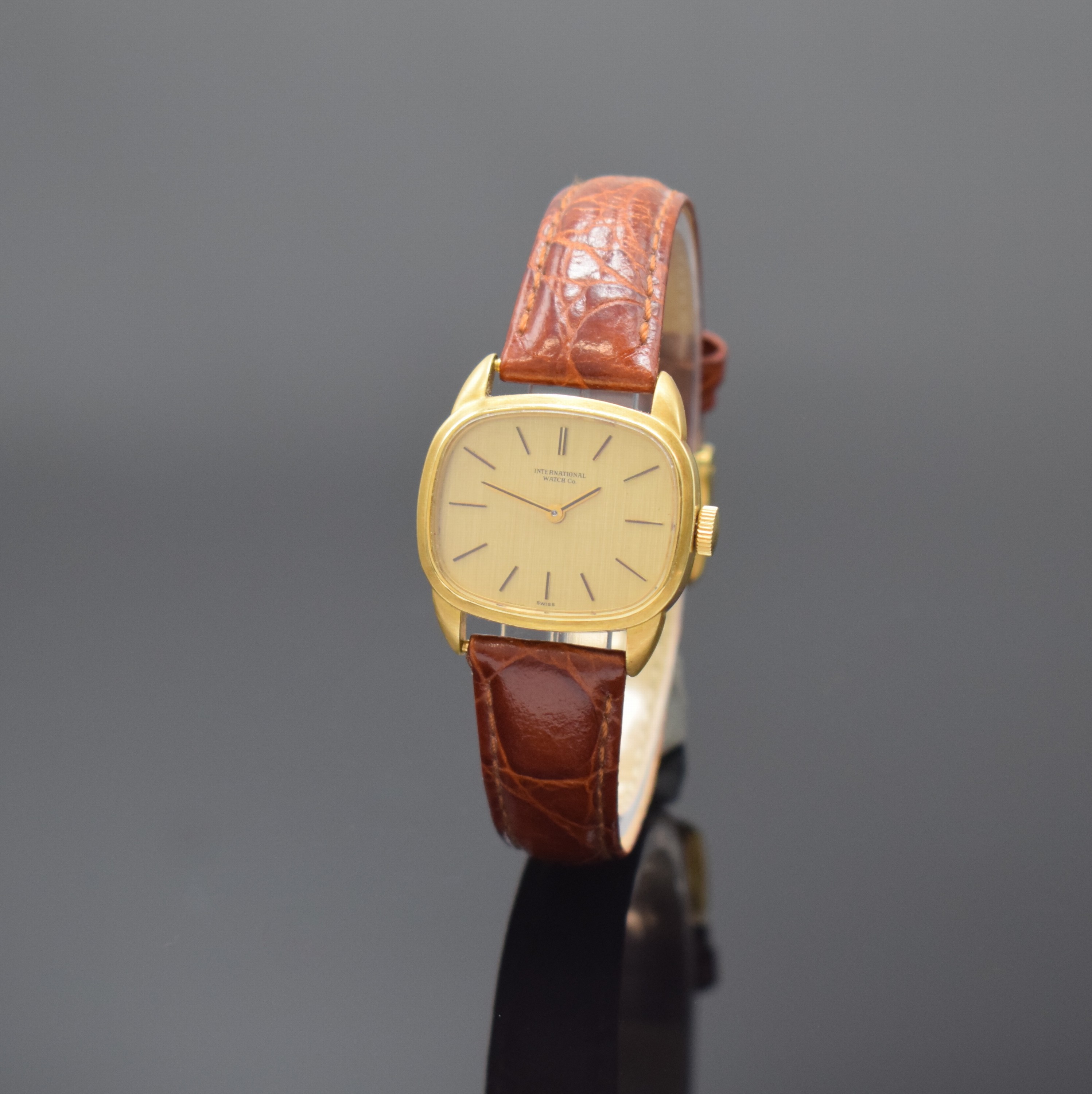 IWC Damenarmbanduhr Referenz 4177 in GG 750/000, Schweiz um 1973, Handaufzug, 2-tlg. Geh., Boden aufgedr., gold. Zifferbl., gold. Indizes u. Zeiger, ...