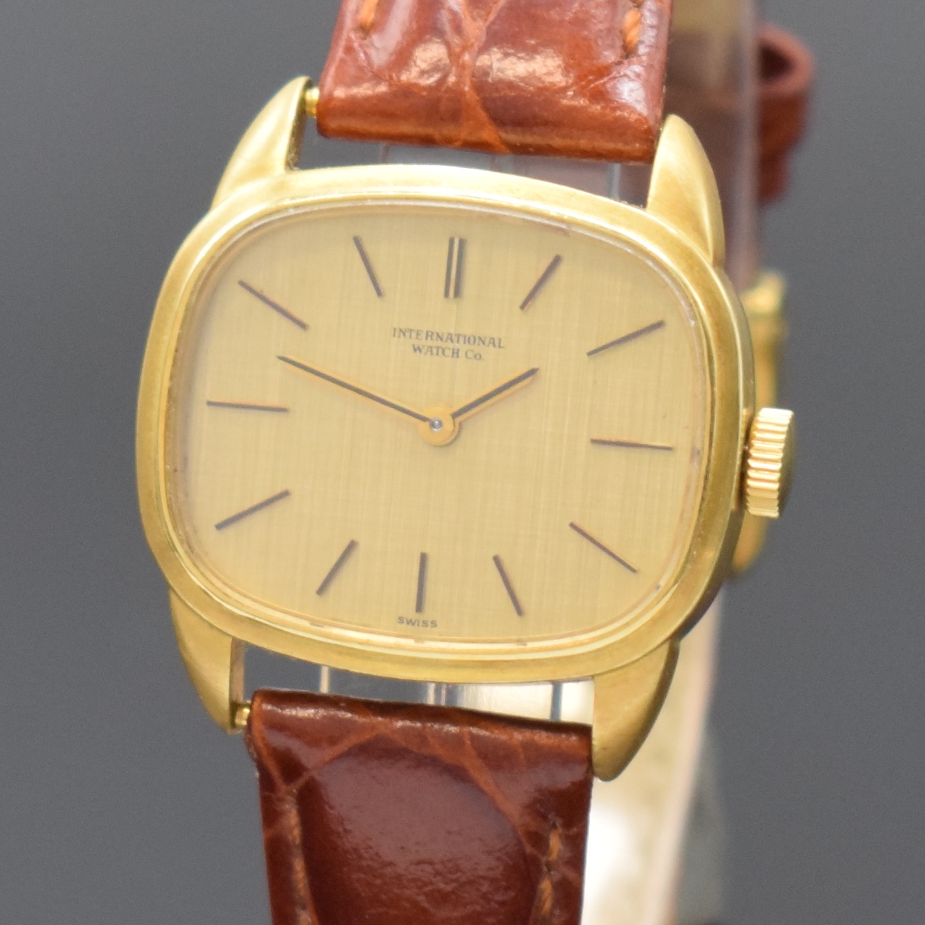 Detail a: IWC Damenarmbanduhr Referenz 4177 in GG 750/000, Schweiz um 1973, Handaufzug, 2-tlg. Geh., Boden aufgedr., gold. Zifferbl., gold. Indizes u. Zeiger, ...
