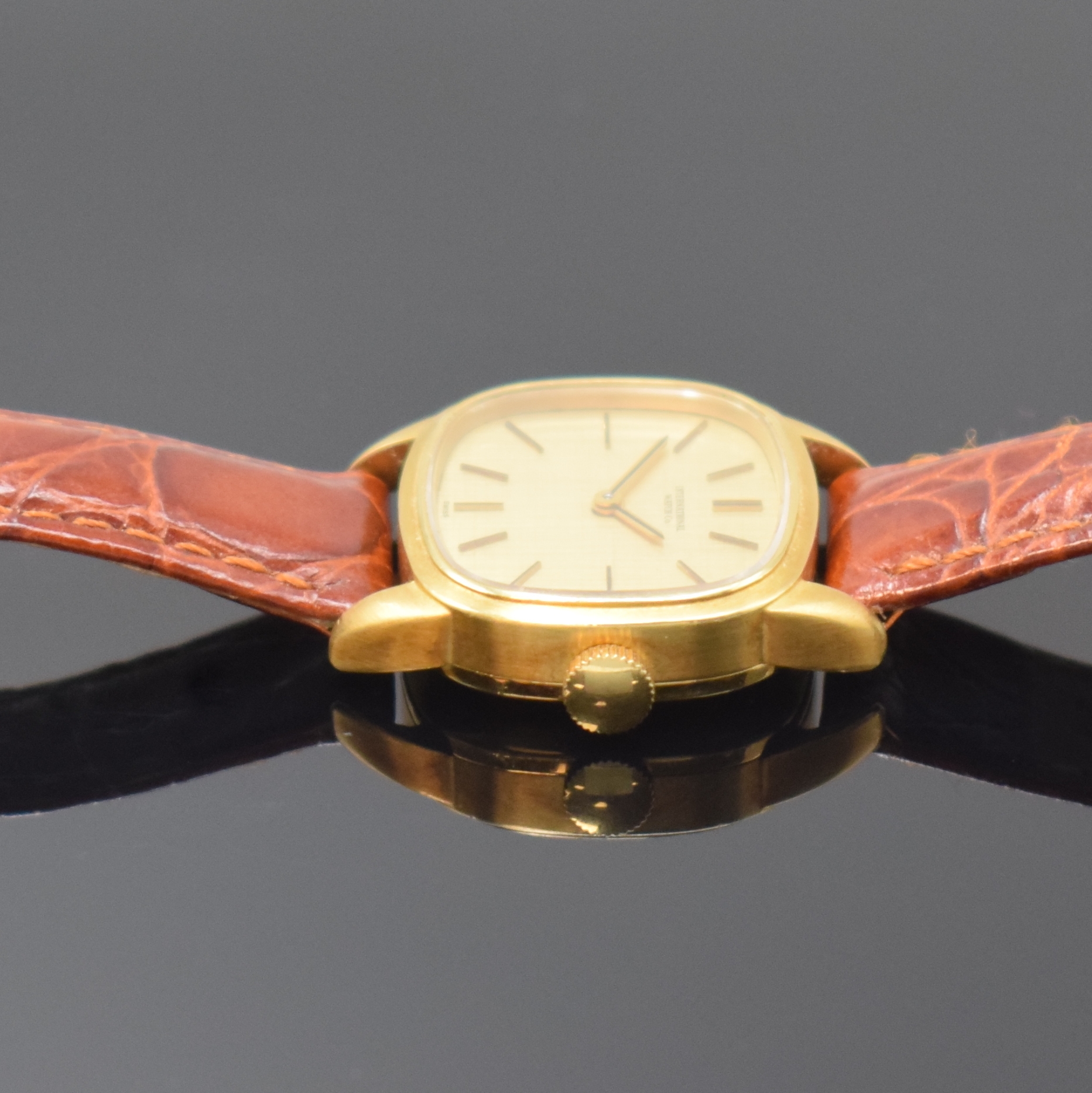 Detail b: IWC Damenarmbanduhr Referenz 4177 in GG 750/000, Schweiz um 1973, Handaufzug, 2-tlg. Geh., Boden aufgedr., gold. Zifferbl., gold. Indizes u. Zeiger, ...