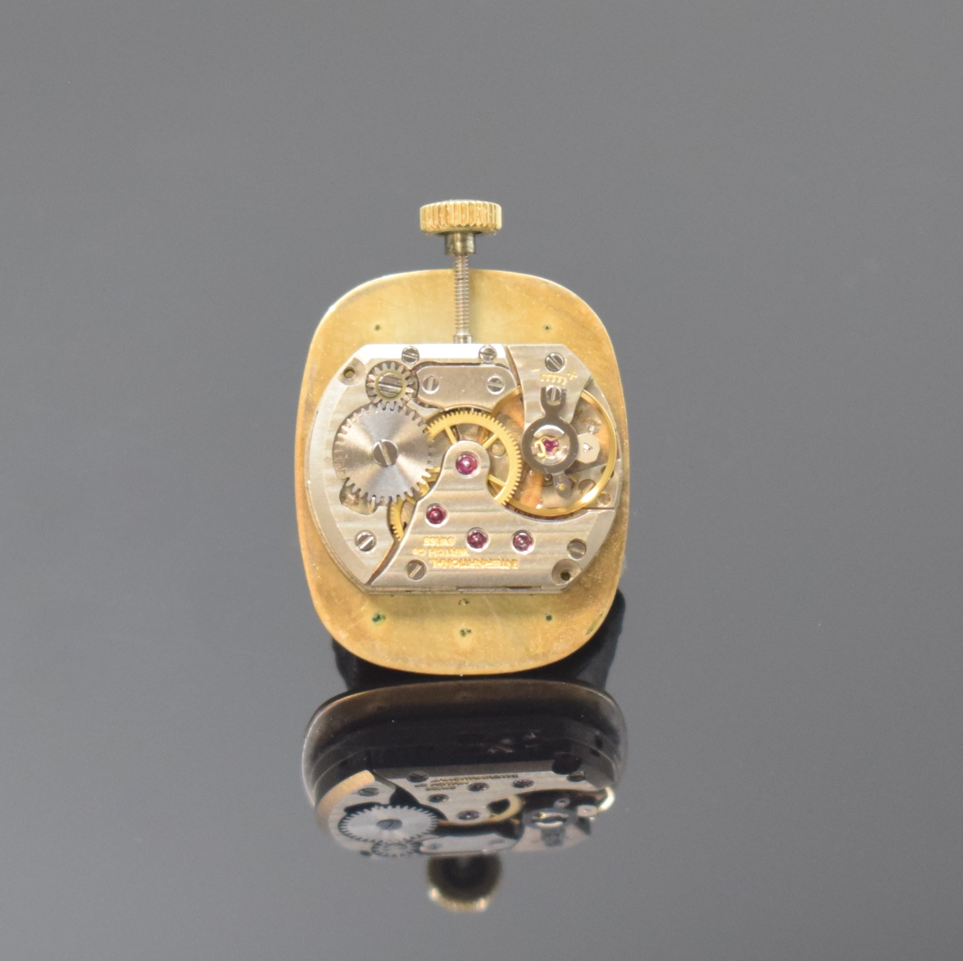 Detail d: IWC Damenarmbanduhr Referenz 4177 in GG 750/000, Schweiz um 1973, Handaufzug, 2-tlg. Geh., Boden aufgedr., gold. Zifferbl., gold. Indizes u. Zeiger, ...
