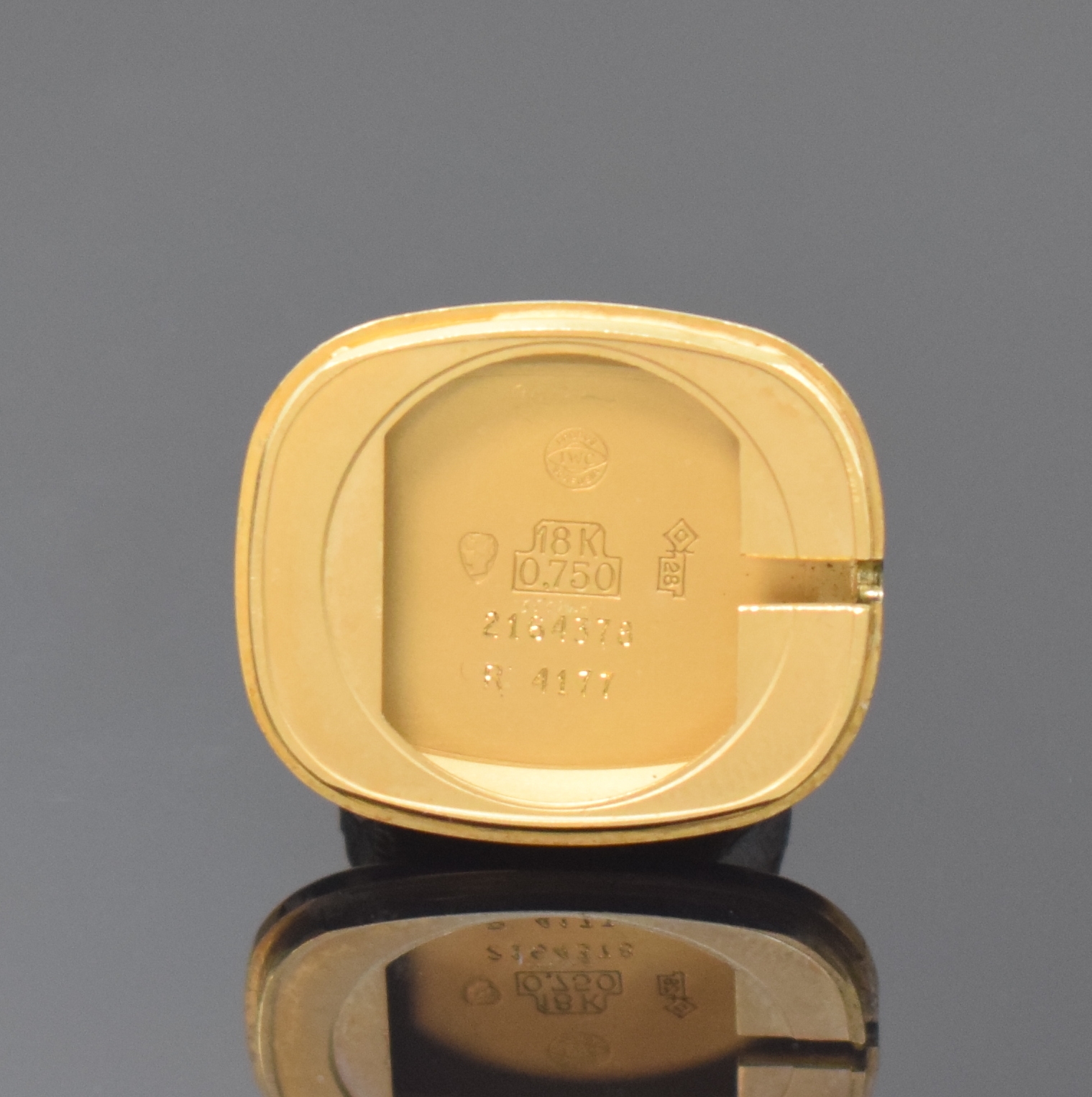 Detail e: IWC Damenarmbanduhr Referenz 4177 in GG 750/000, Schweiz um 1973, Handaufzug, 2-tlg. Geh., Boden aufgedr., gold. Zifferbl., gold. Indizes u. Zeiger, ...