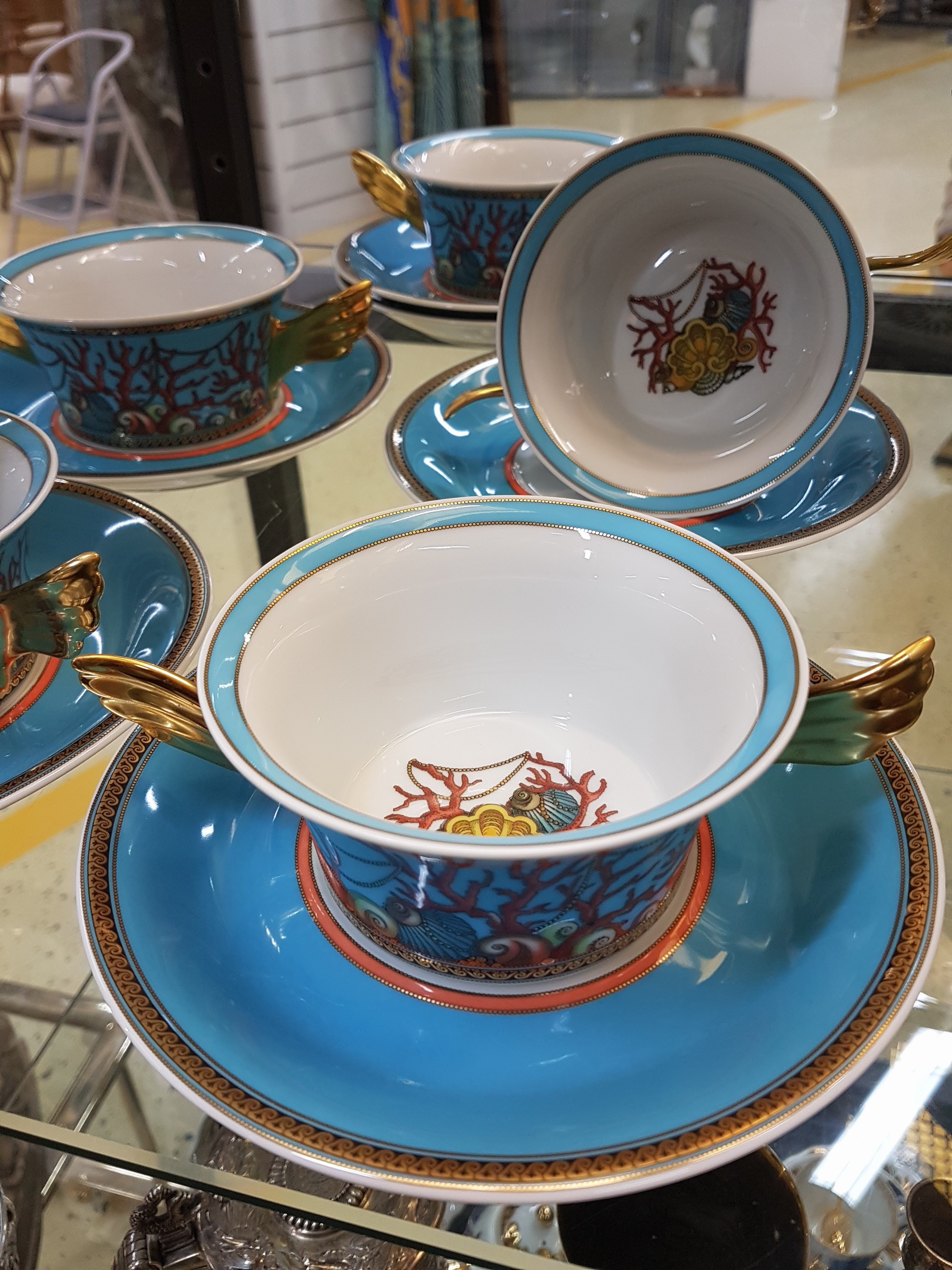 Detail b: 5 Suppentassen, Rosenthal, Les Trésor la Mer, Entwurf Gianni Versace, Porzellan, mit Untertassen