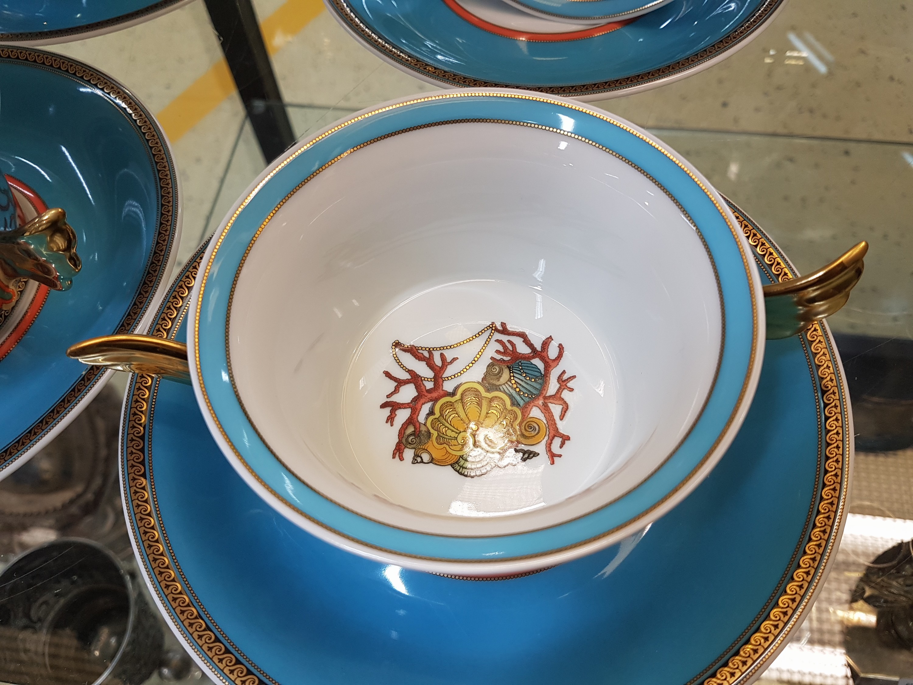 Detail c: 5 Suppentassen, Rosenthal, Les Trésor la Mer, Entwurf Gianni Versace, Porzellan, mit Untertassen