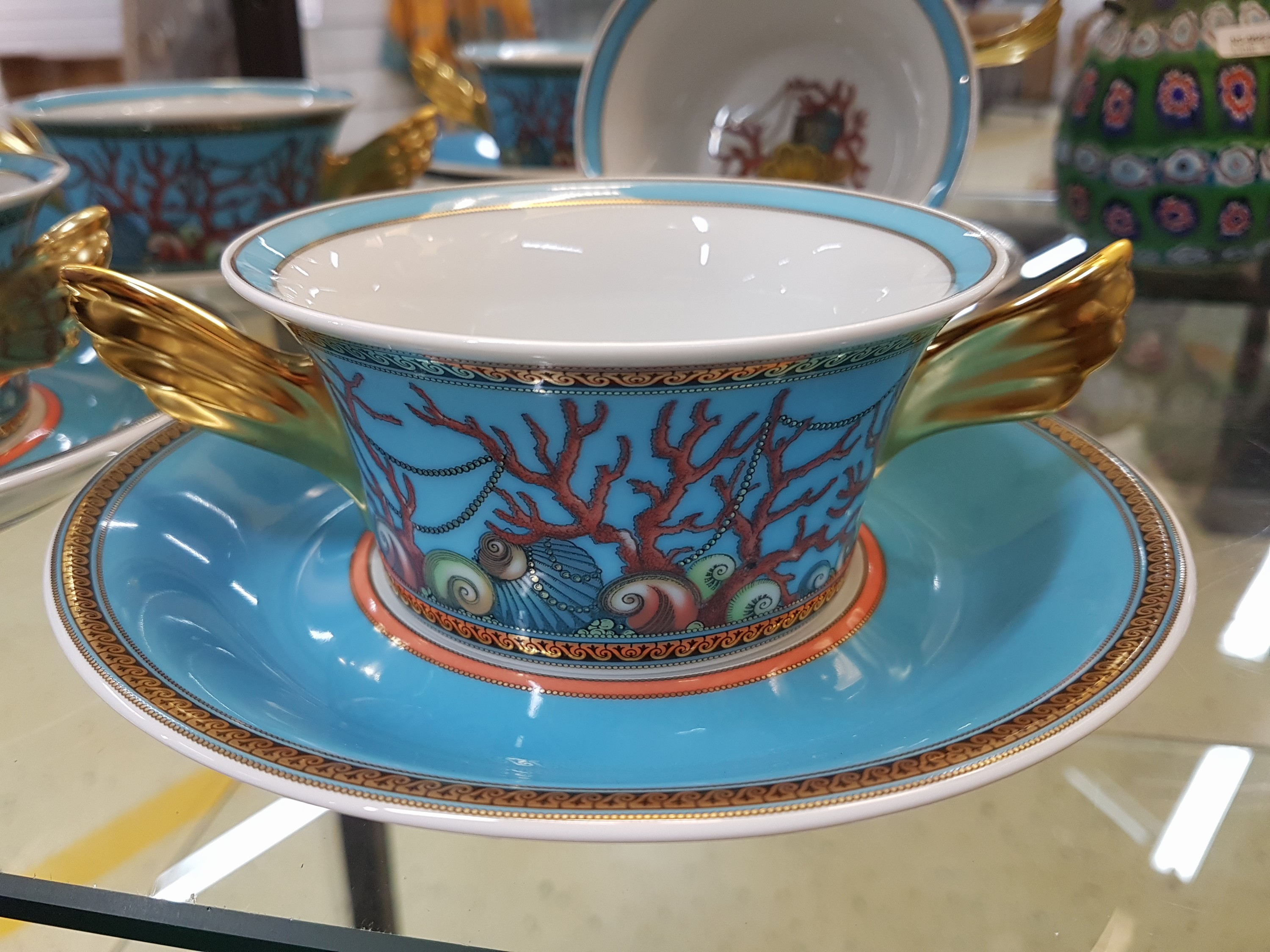 Detail d: 5 Suppentassen, Rosenthal, Les Trésor la Mer, Entwurf Gianni Versace, Porzellan, mit Untertassen