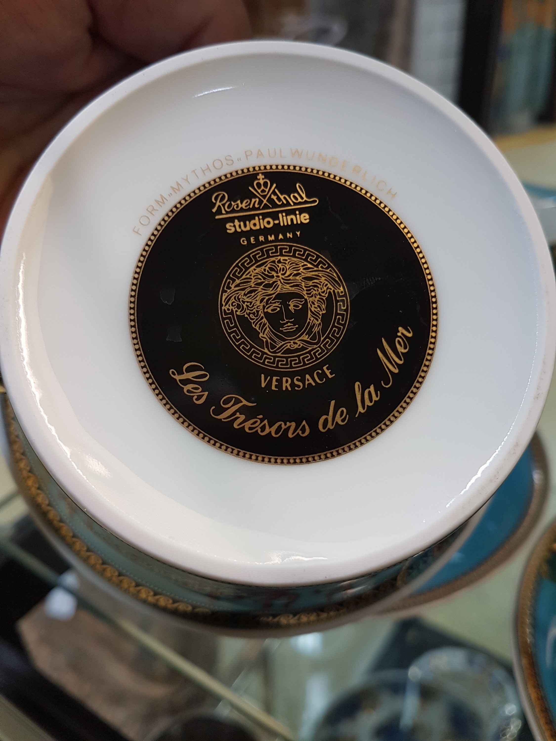 Detail e: 5 Suppentassen, Rosenthal, Les Trésor la Mer, Entwurf Gianni Versace, Porzellan, mit Untertassen