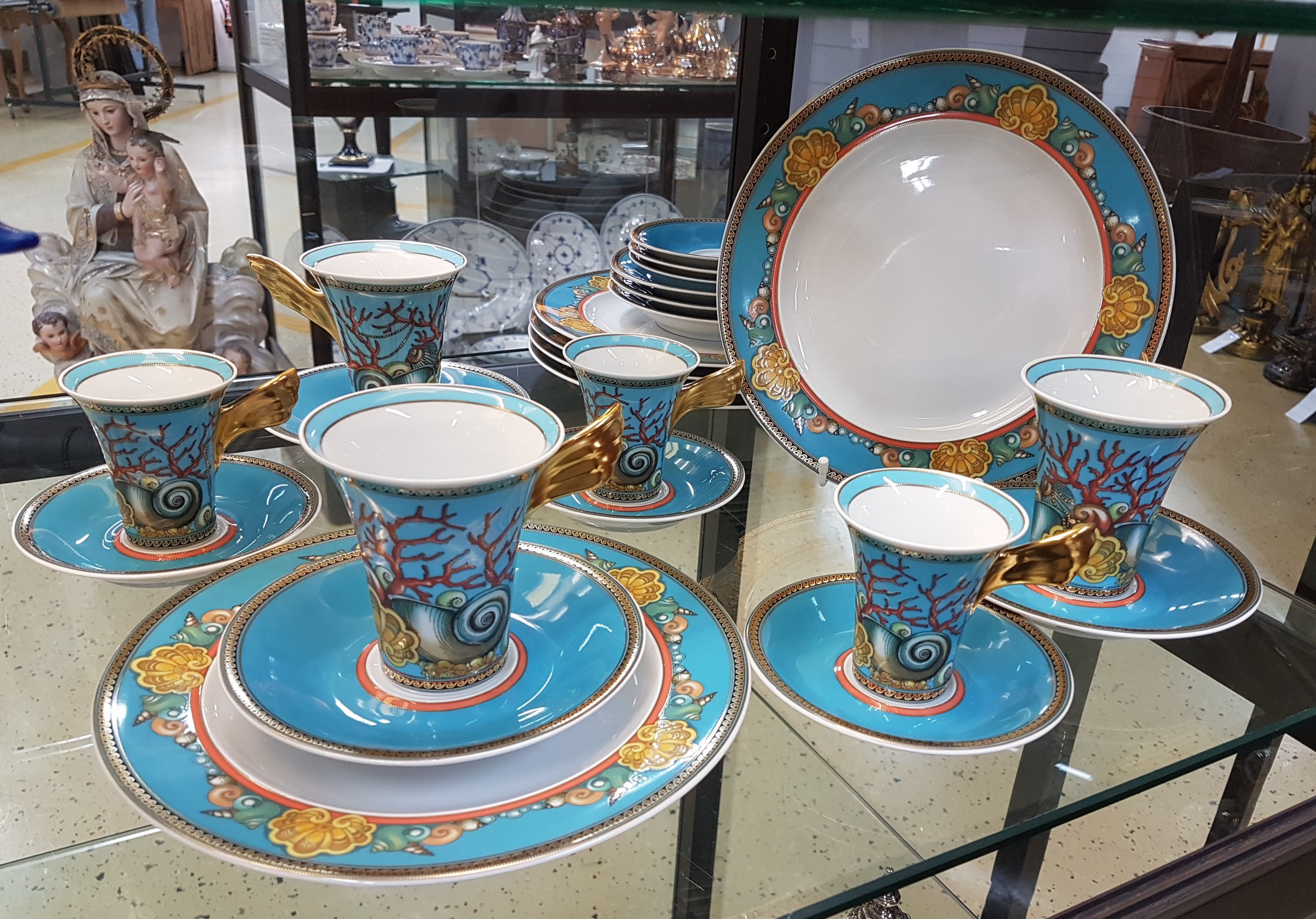 Detail a: 6 Dessertteller, 3 Kaffeetassen und 3 Mokkatassen, Rosenthal, Entwurf Gianni Versace, Le Trésor de la Mer, Porzellan, komplett mit Untertassen