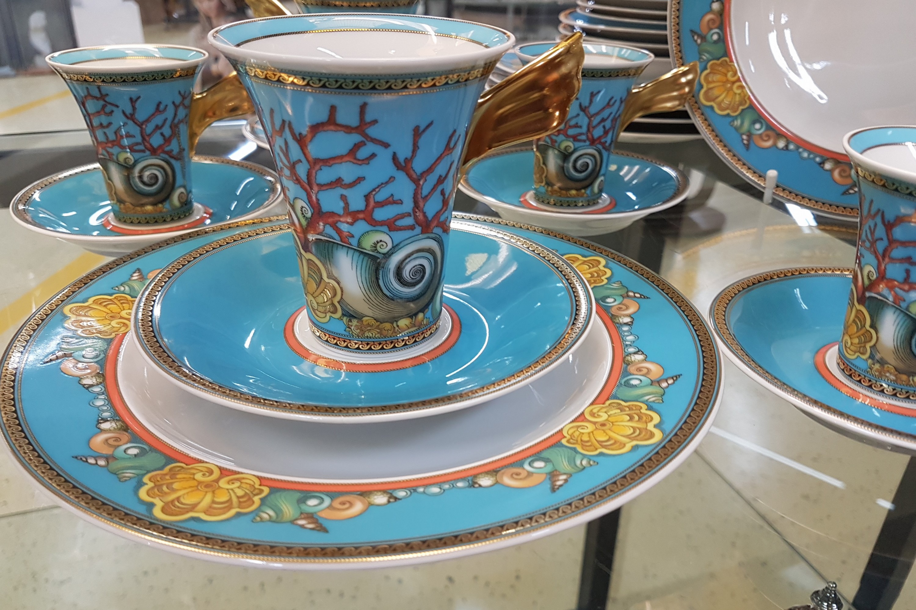 Detail b: 6 Dessertteller, 3 Kaffeetassen und 3 Mokkatassen, Rosenthal, Entwurf Gianni Versace, Le Trésor de la Mer, Porzellan, komplett mit Untertassen