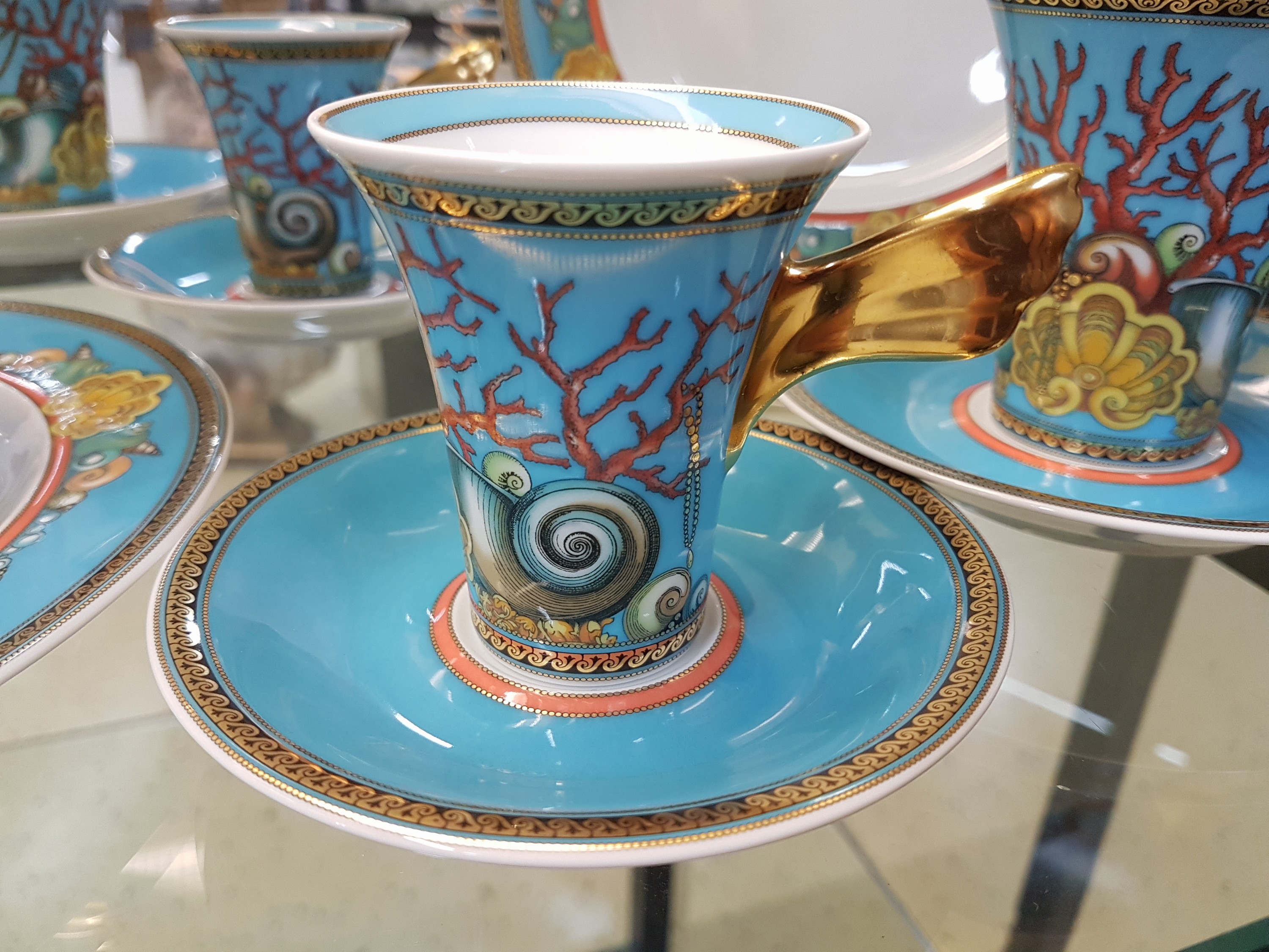 Detail c: 6 Dessertteller, 3 Kaffeetassen und 3 Mokkatassen, Rosenthal, Entwurf Gianni Versace, Le Trésor de la Mer, Porzellan, komplett mit Untertassen