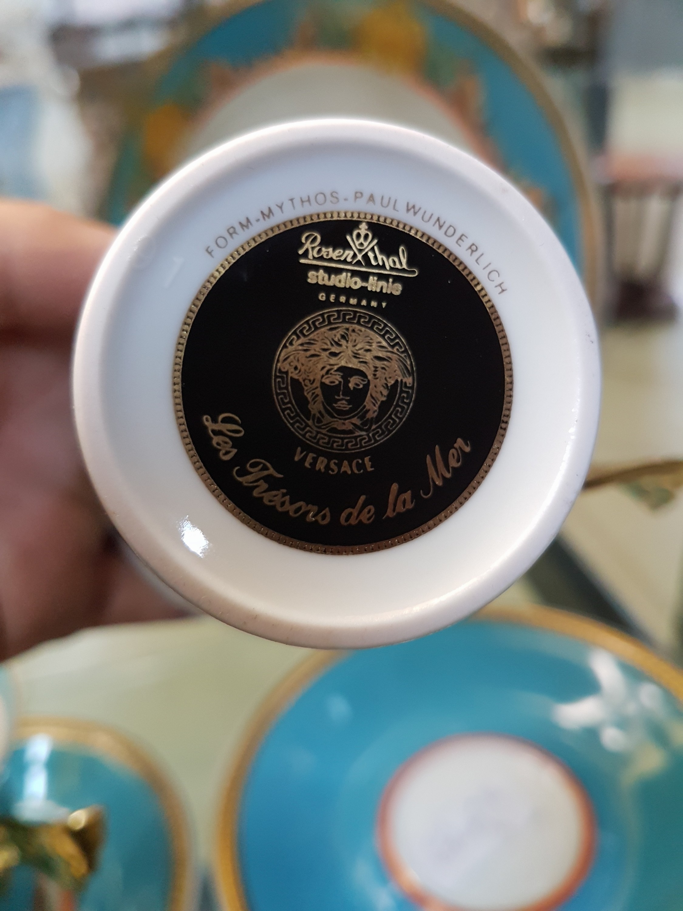 Detail e: 6 Dessertteller, 3 Kaffeetassen und 3 Mokkatassen, Rosenthal, Entwurf Gianni Versace, Le Trésor de la Mer, Porzellan, komplett mit Untertassen