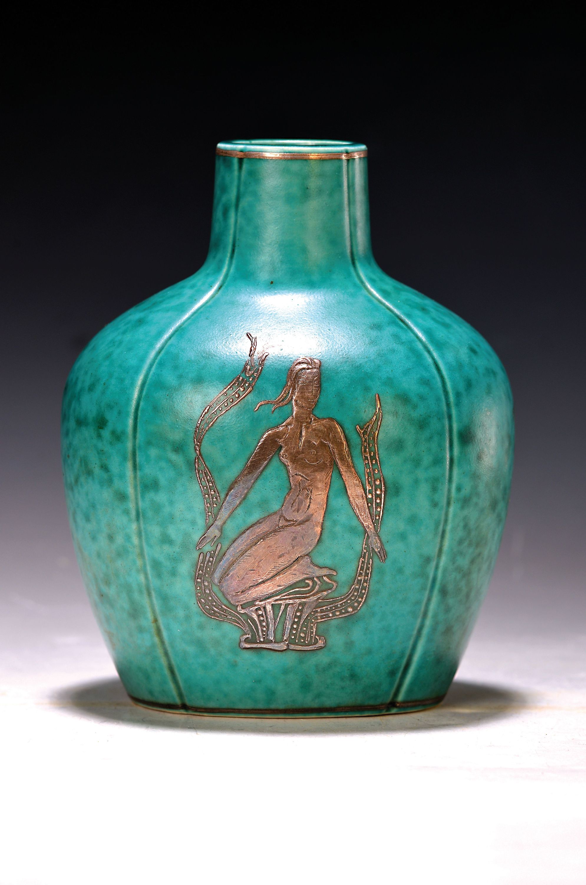 Vase, Wilhelm Kage für Gustavsberg, Made in Schweden, Argenta, Vierpassform, Porzellan grün grundiert, Silberauflage, Front mit sitzender Frauenakt ...